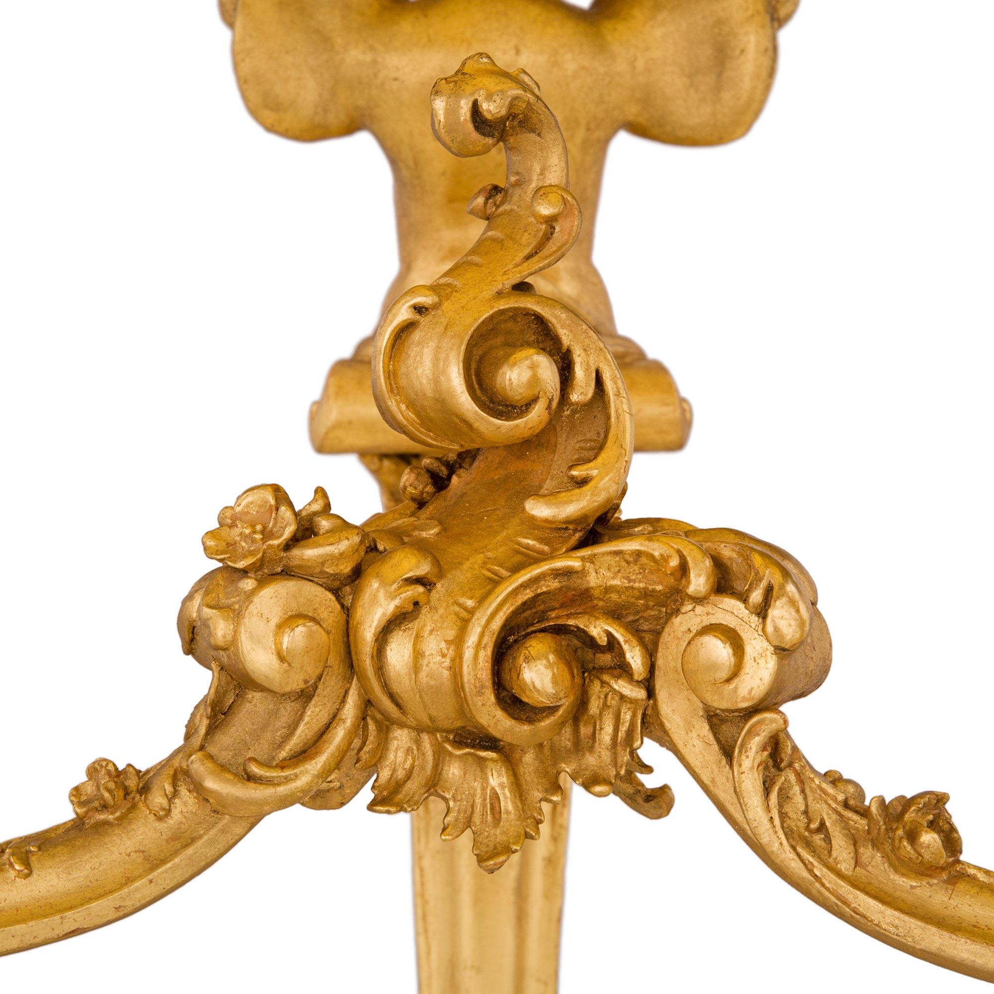 Table d'appoint italienne du début du 19e siècle en bois doré et onyx de style Louis XV en vente 2