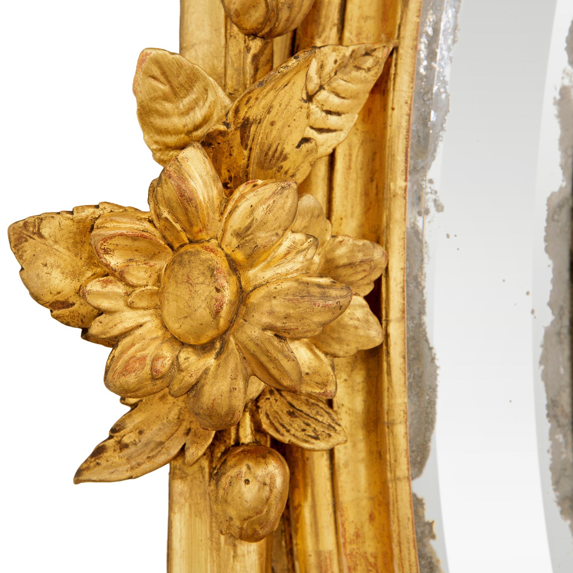 Miroir italien du début du 19ème siècle en bois doré de style Louis XV en vente 2