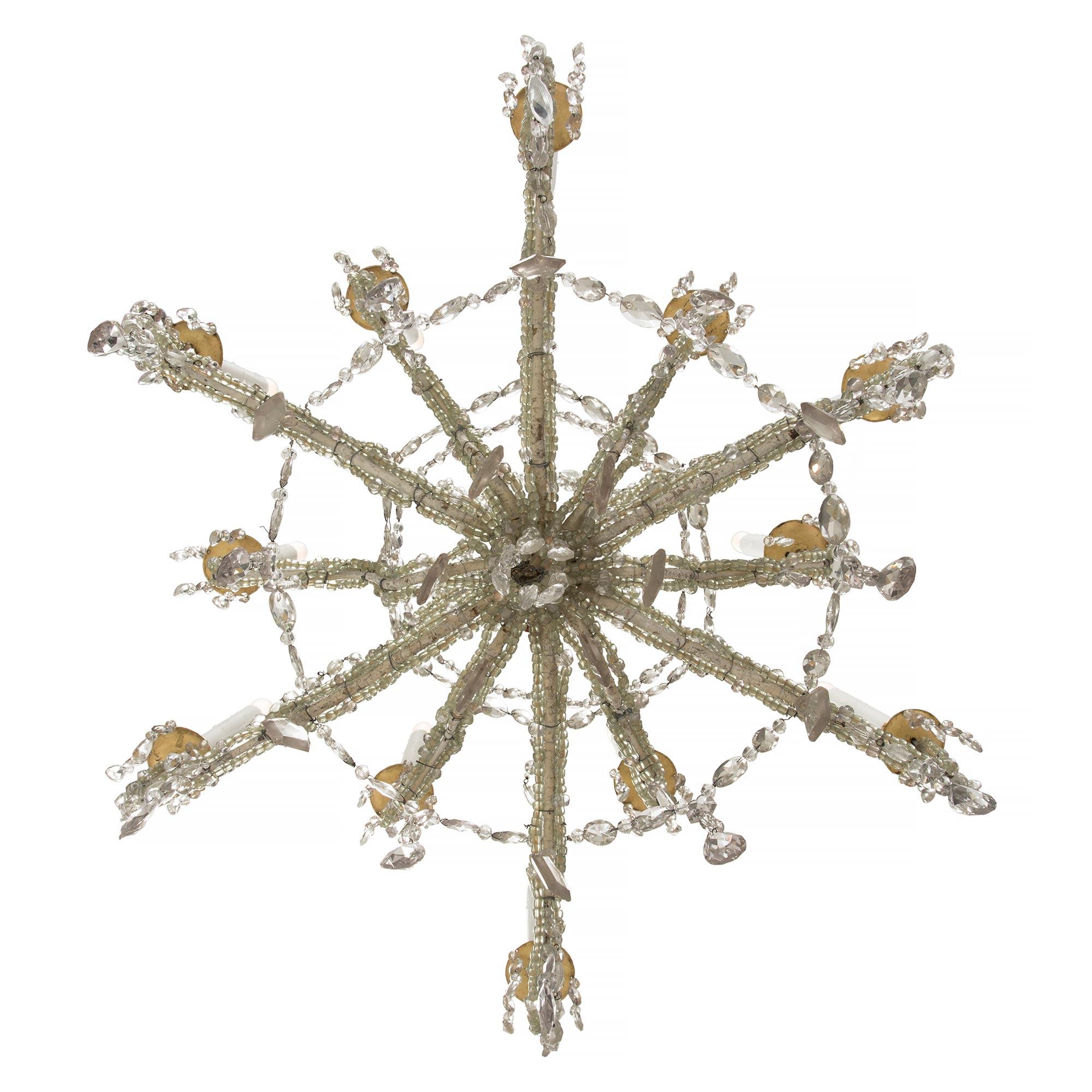 Italienischer Kronleuchter aus Eisen, vergoldetem und Kristall im Louis-XV-Stil des frühen 19. Jahrhunderts (Metall) im Angebot