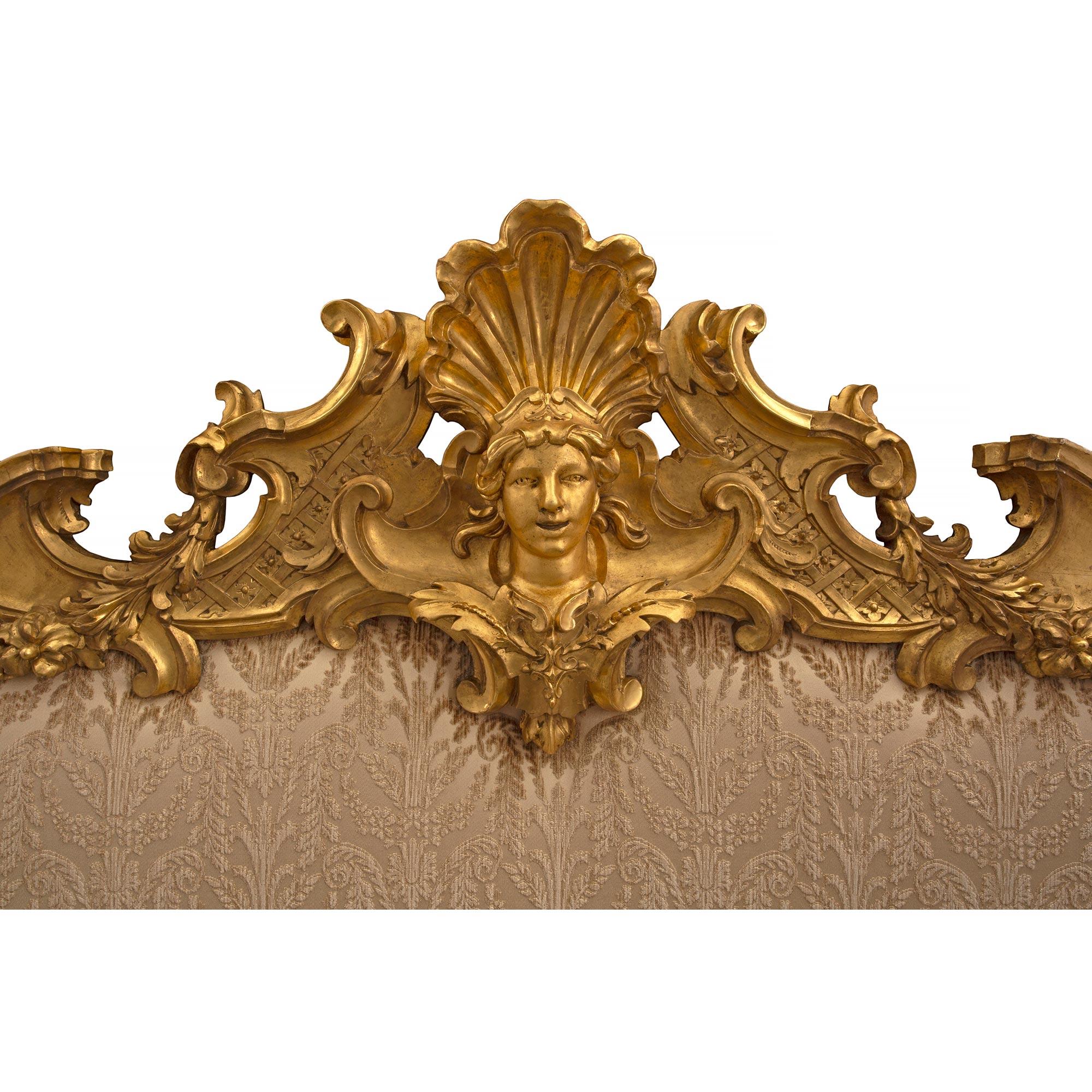 Italienisches Kopfteil im Louis XV Style gepolstert und aus Giltwood, frühes 19. im Zustand „Gut“ im Angebot in West Palm Beach, FL