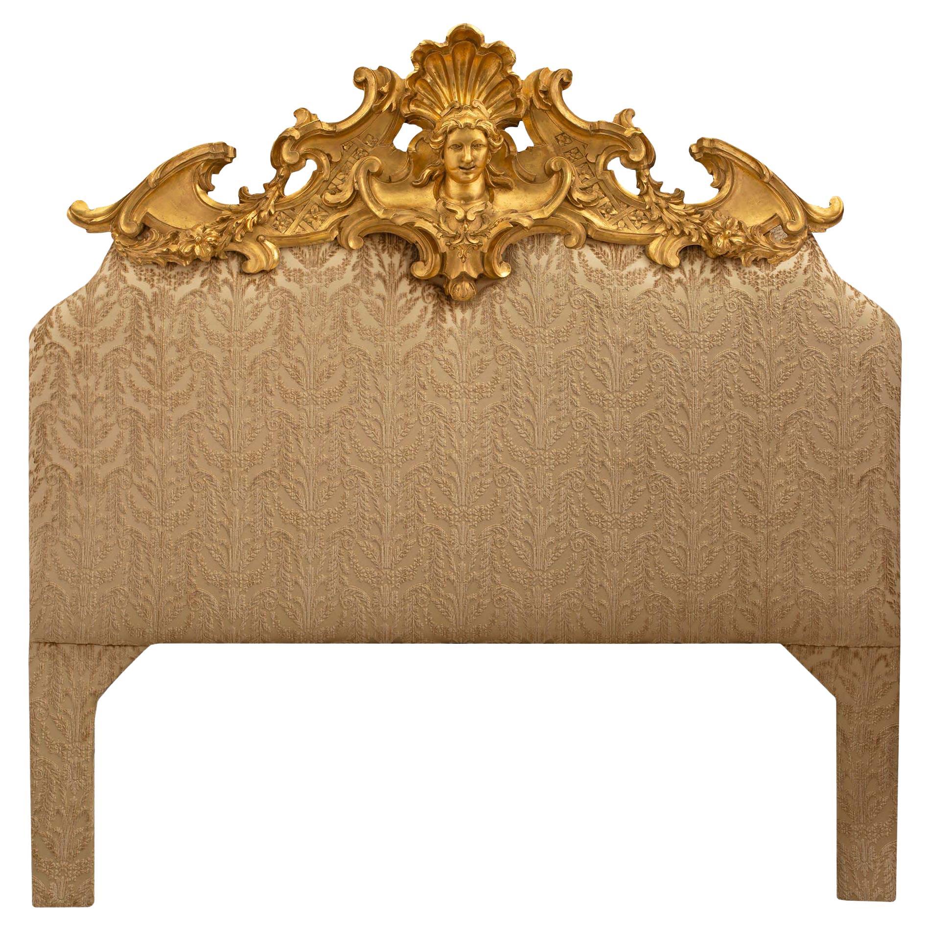 Tête de lit italienne du début du 19ème siècle de style Louis XV tapissée et en bois doré