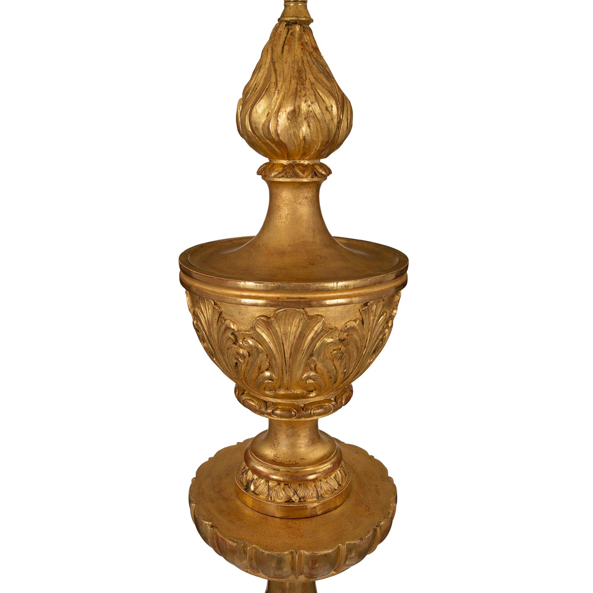 Italienische Stehlampe aus vergoldetem Holz im Louis-XV-/XVI-Stil, frühes 19. Jahrhundert (Louis XV.) im Angebot