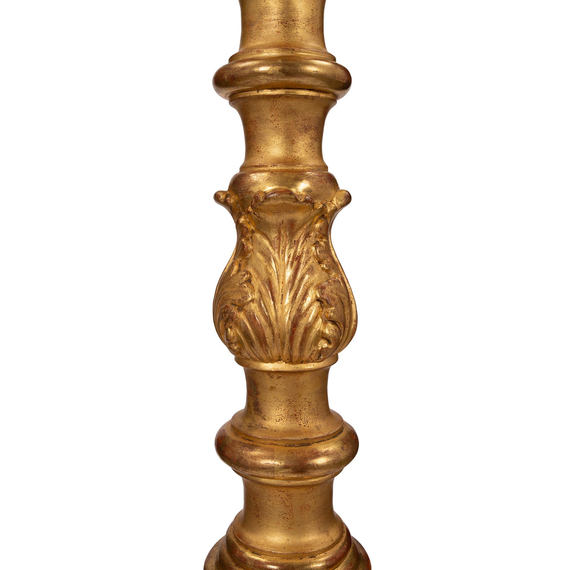 Italienische Stehlampe aus vergoldetem Holz im Louis-XV-/XVI-Stil, frühes 19. Jahrhundert im Zustand „Gut“ im Angebot in West Palm Beach, FL