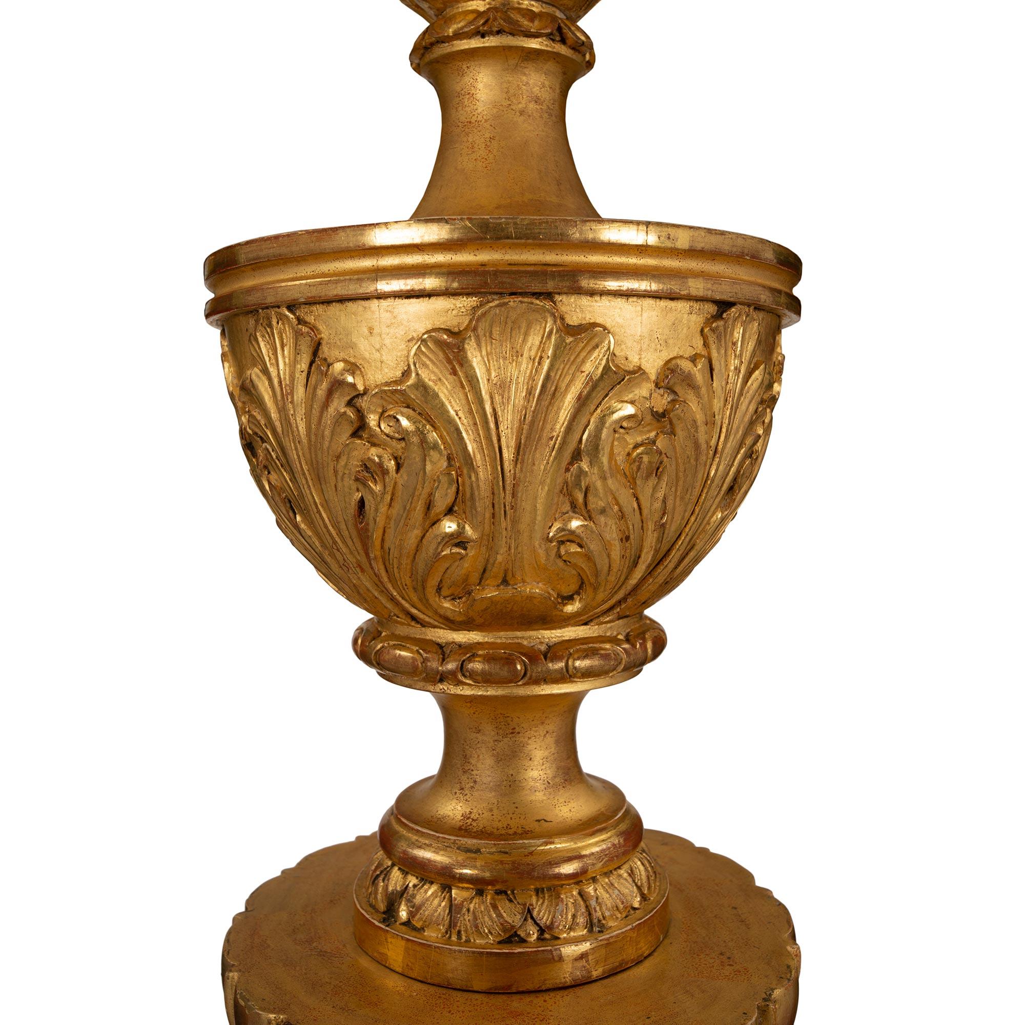 Italienische Stehlampe aus vergoldetem Holz im Louis-XV-/XVI-Stil, frühes 19. Jahrhundert (Vergoldetes Holz) im Angebot