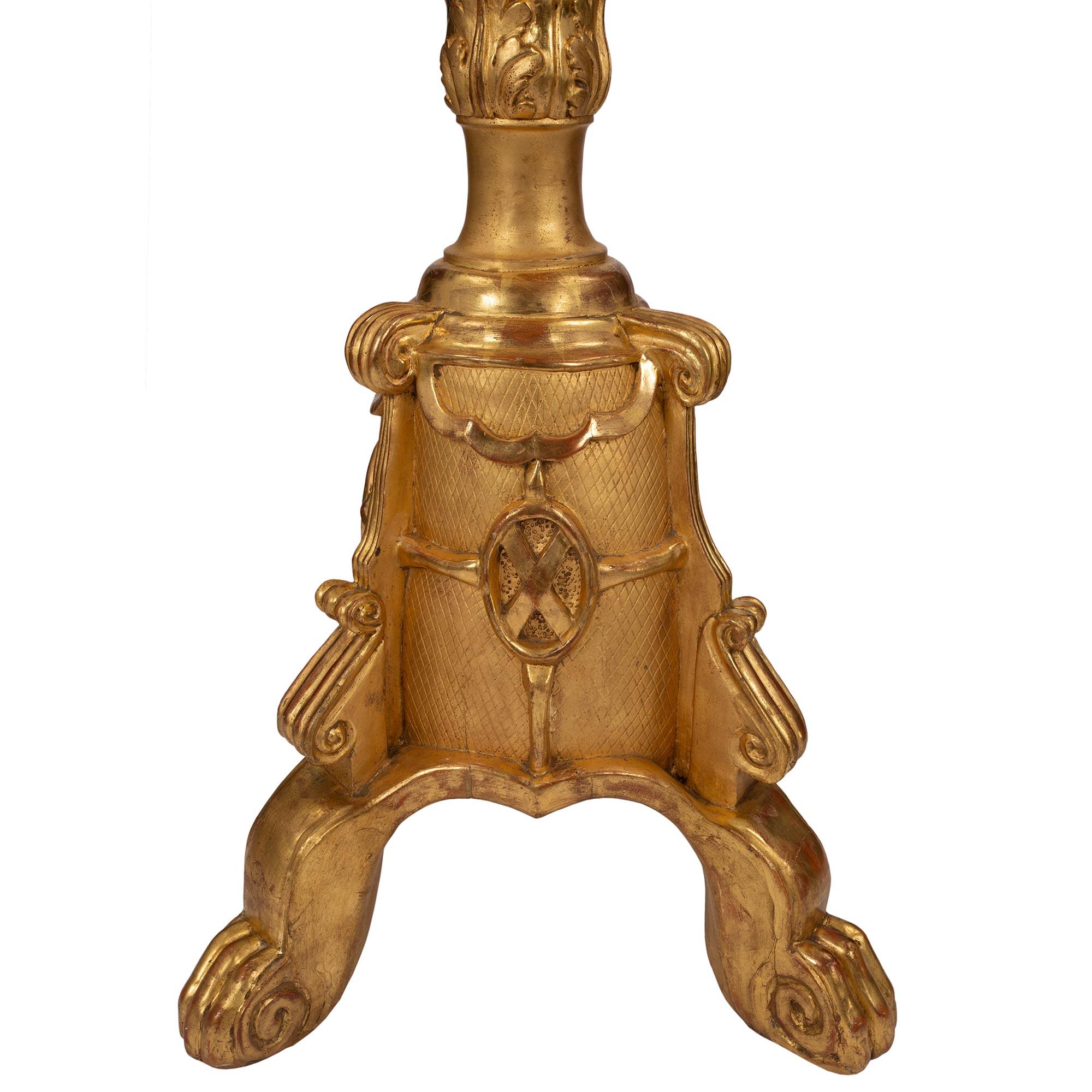 Bois doré Lampadaire italien du début du XIXe siècle en bois doré de style Louis XV/ XVI en vente