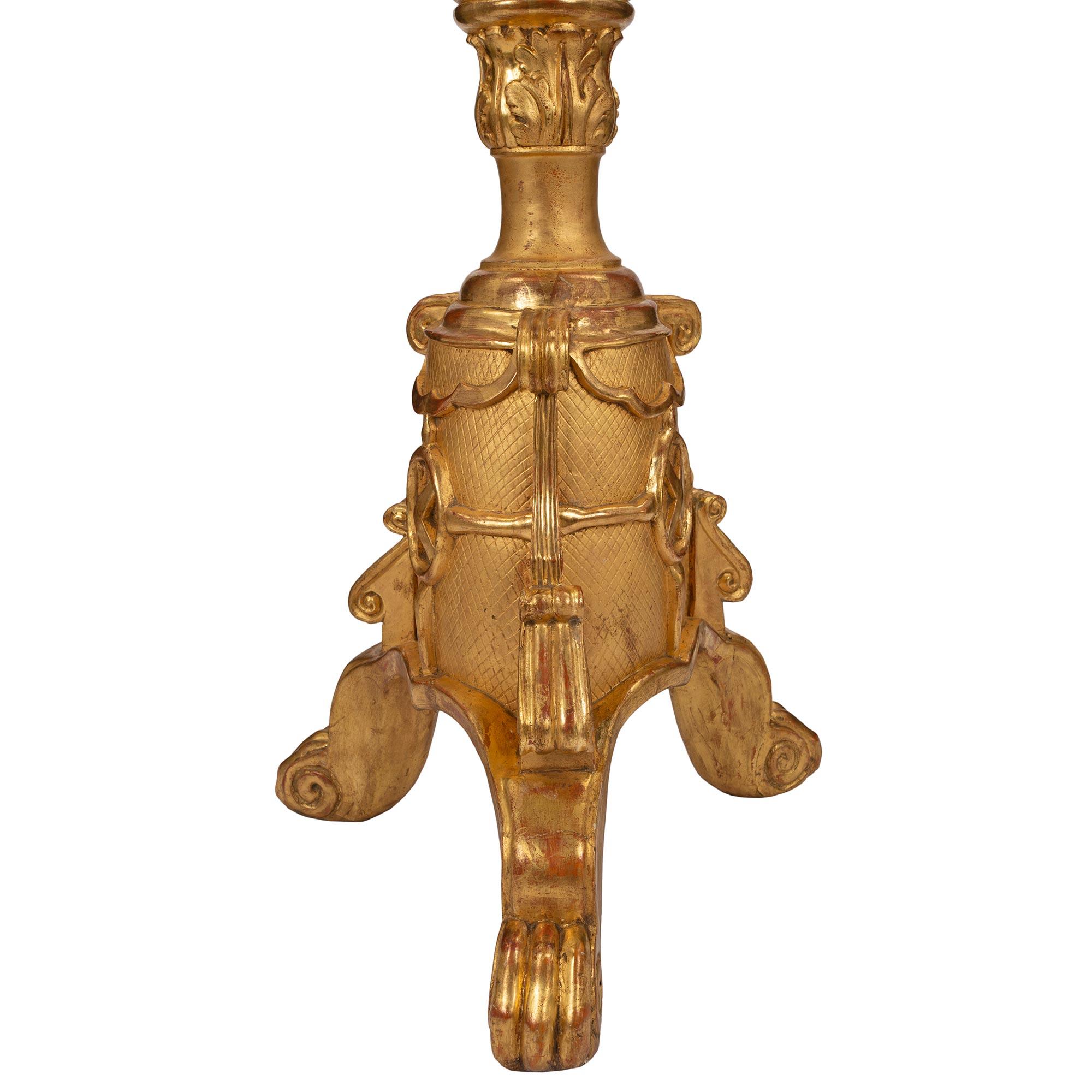 Lampadaire italien du début du XIXe siècle en bois doré de style Louis XV/ XVI en vente 1
