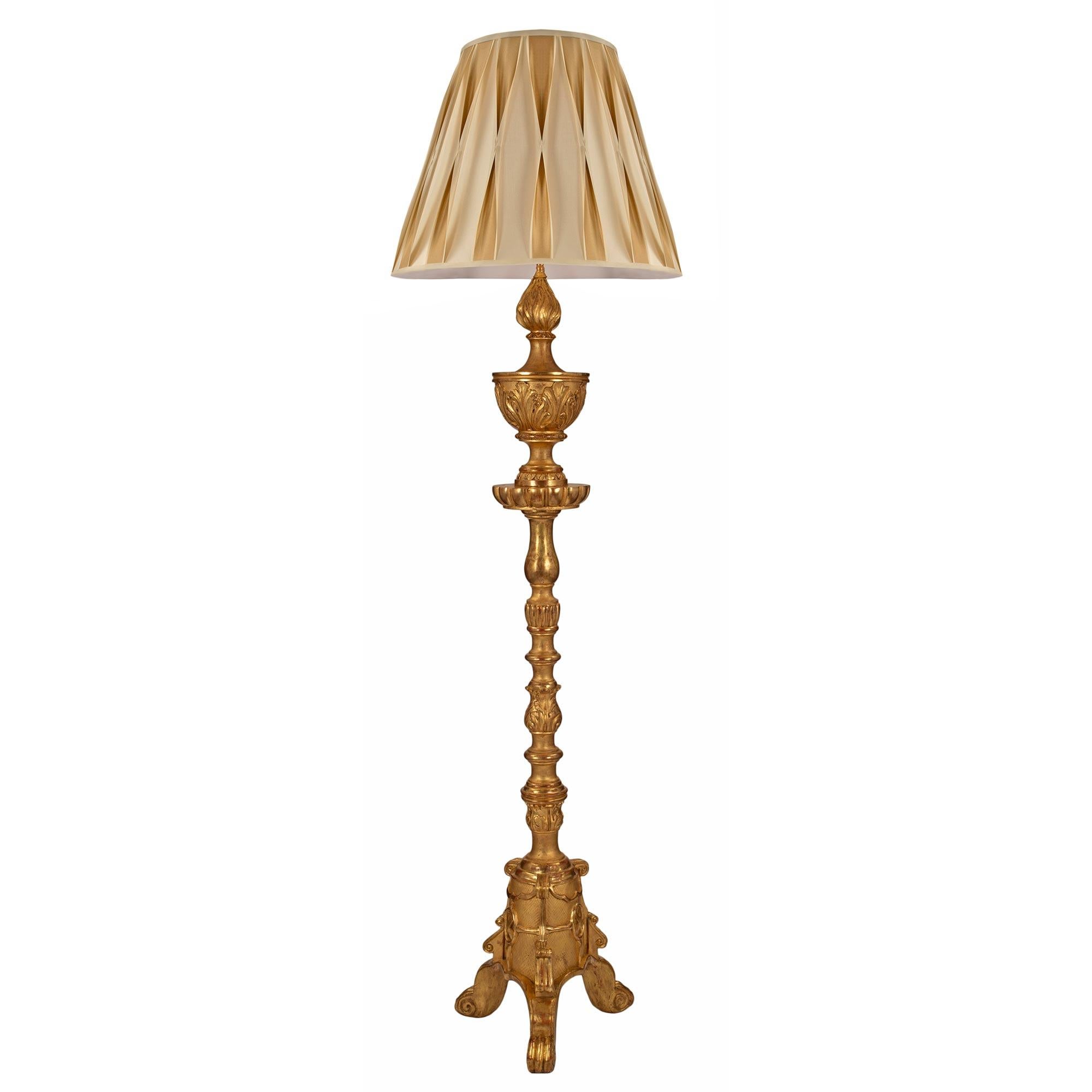 Lampadaire italien du début du XIXe siècle en bois doré de style Louis XV/ XVI en vente