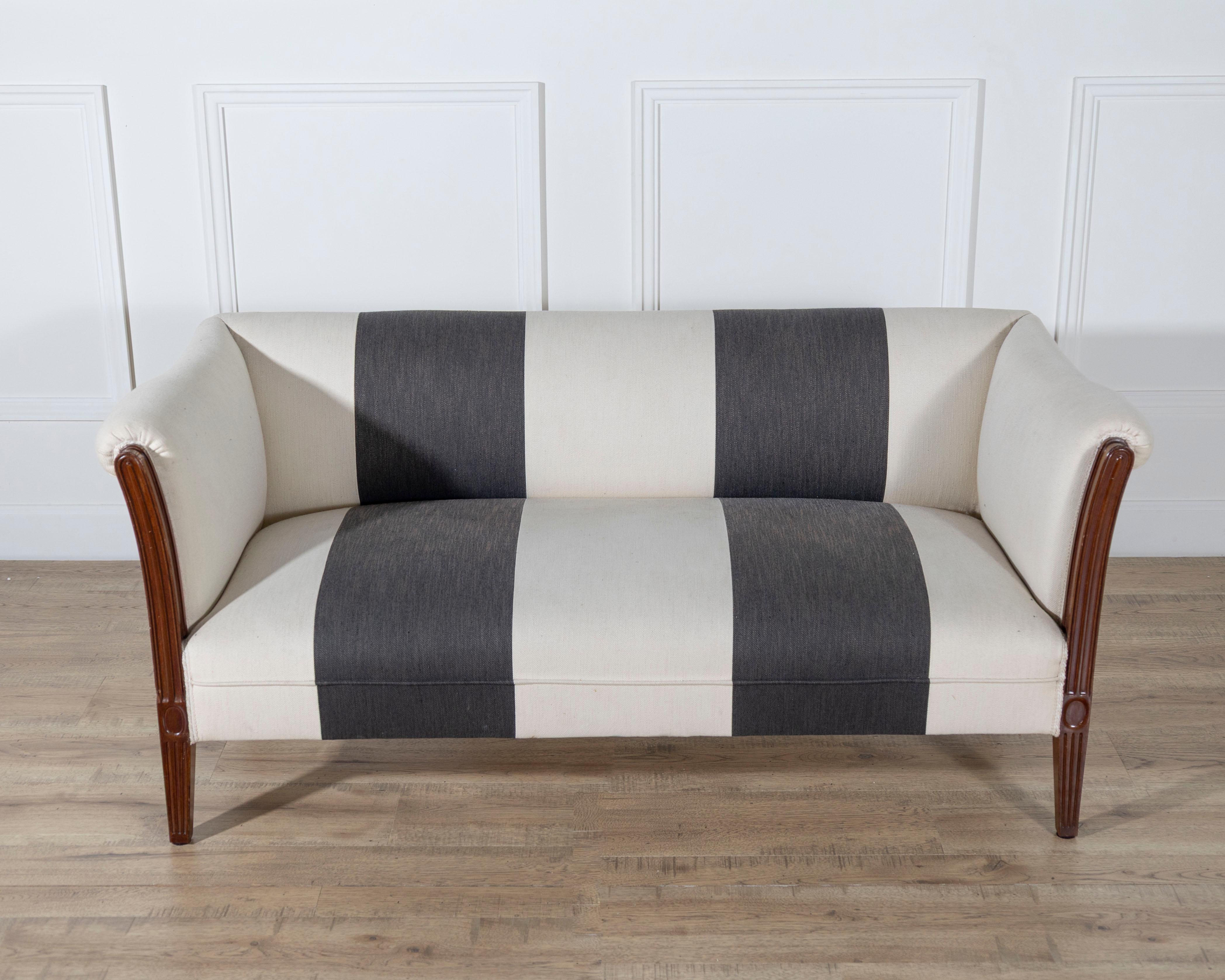 Petit canapé italien raffiné en acajou massif sculpté, datant du début du 19ème siècle. La forme est sobre mais gracieuse, avec un dos légèrement incurvé et une silhouette bien équilibrée. Les pieds sont en forme de pyramide tronquée, typique de