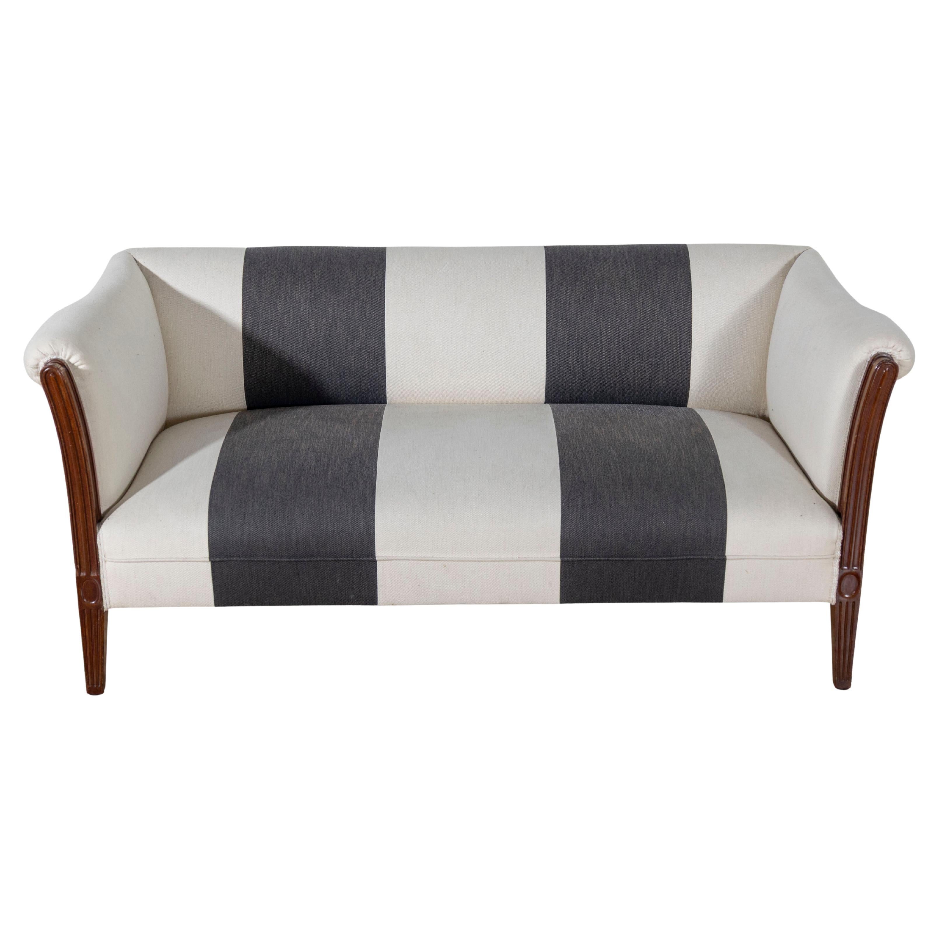 Divano italiano del primo Ottocento in mogano con montature in bronzo