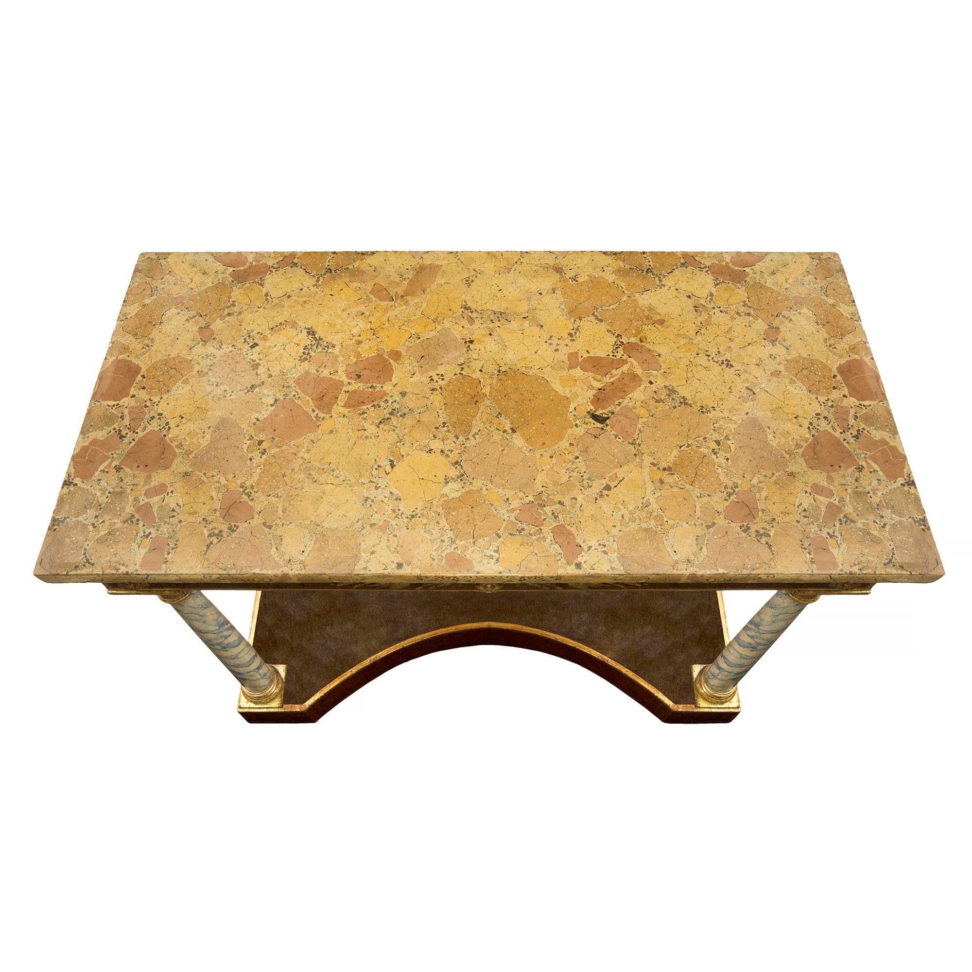 Una splendida e unica consolle neoclassica italiana di inizio Ottocento in finto marmo dipinto, legno dorato e scagliola. La console è sollevata da un bellissimo piano inferiore in finto porfido dipinto con una parte anteriore concava e un bordo