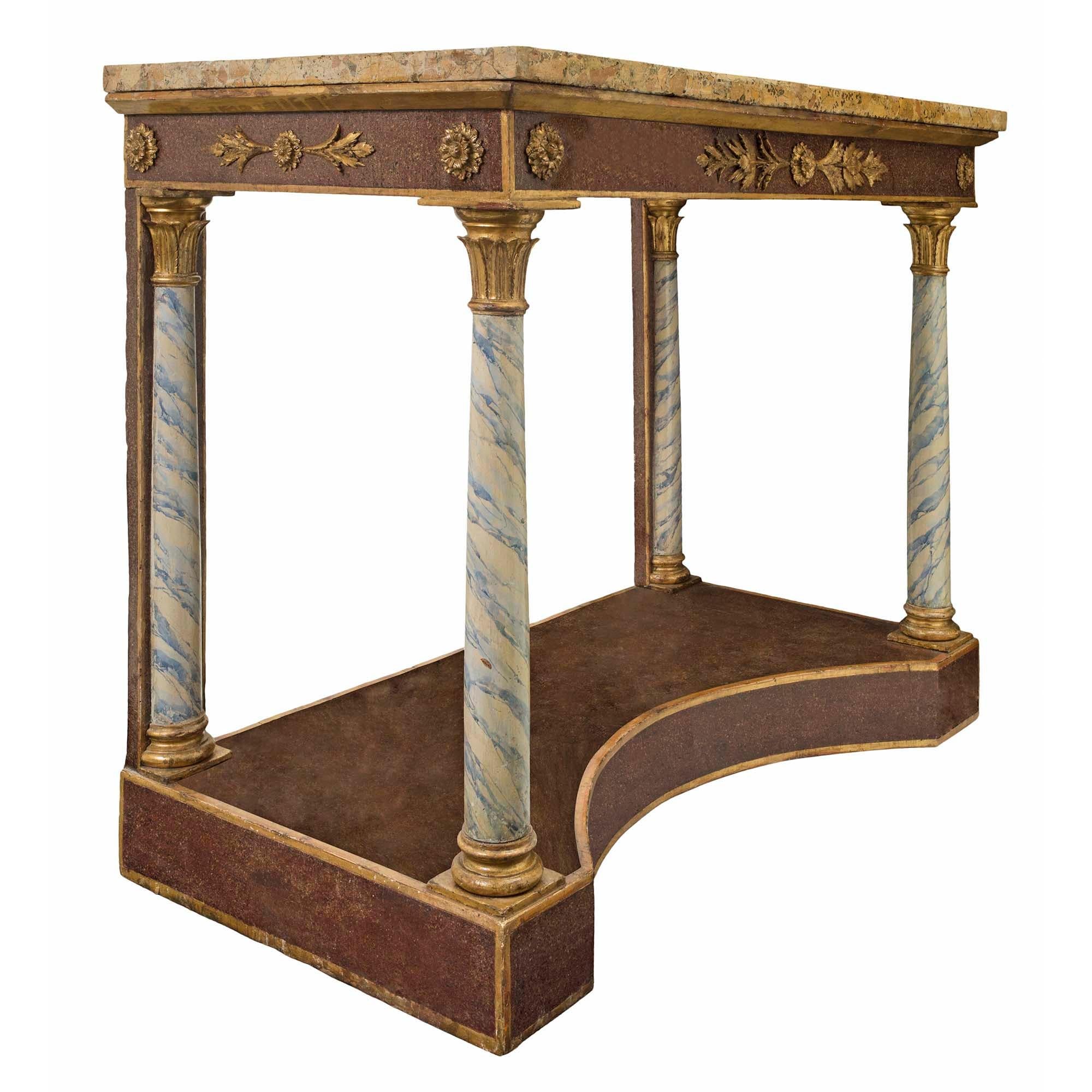 Patiné Console italienne néo-classique du début du XIXe siècle en bois doré et Scagliola en vente