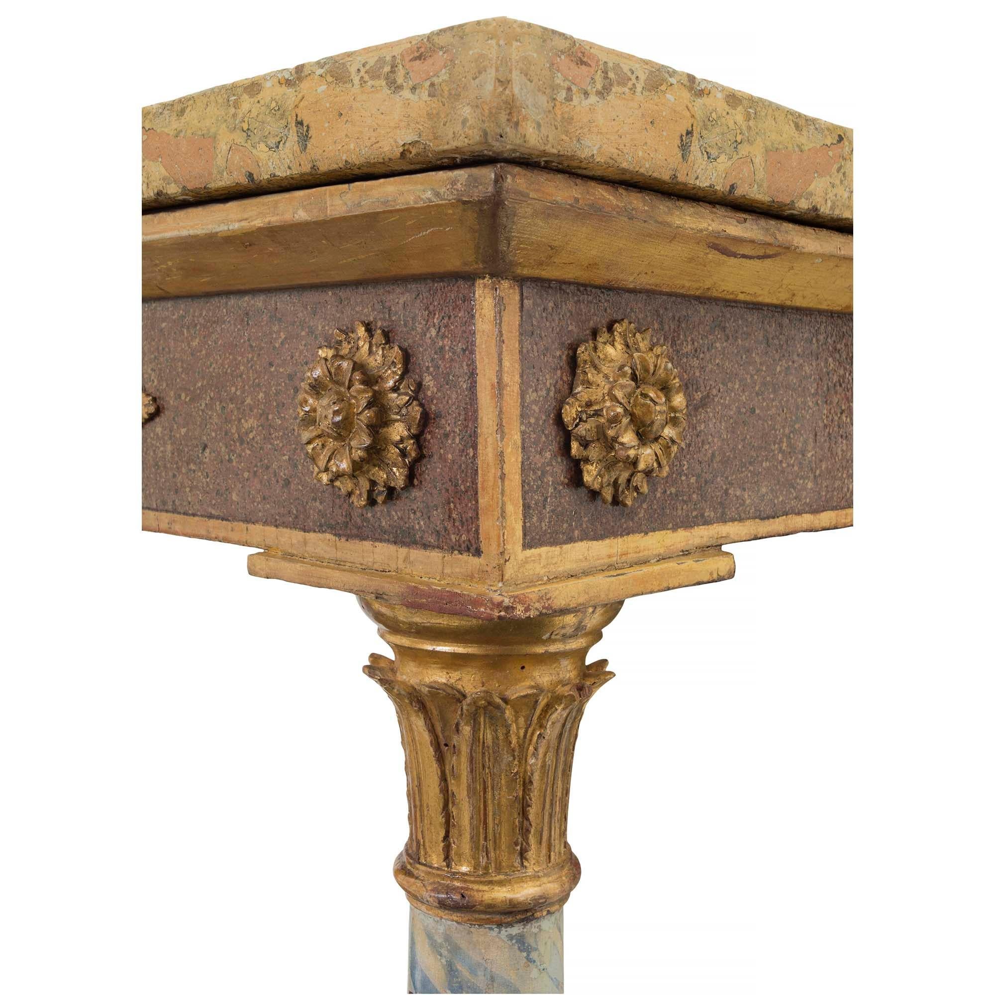 Italiano Consolle neoclassica italiana del primo Ottocento in legno dorato e scagliola in vendita