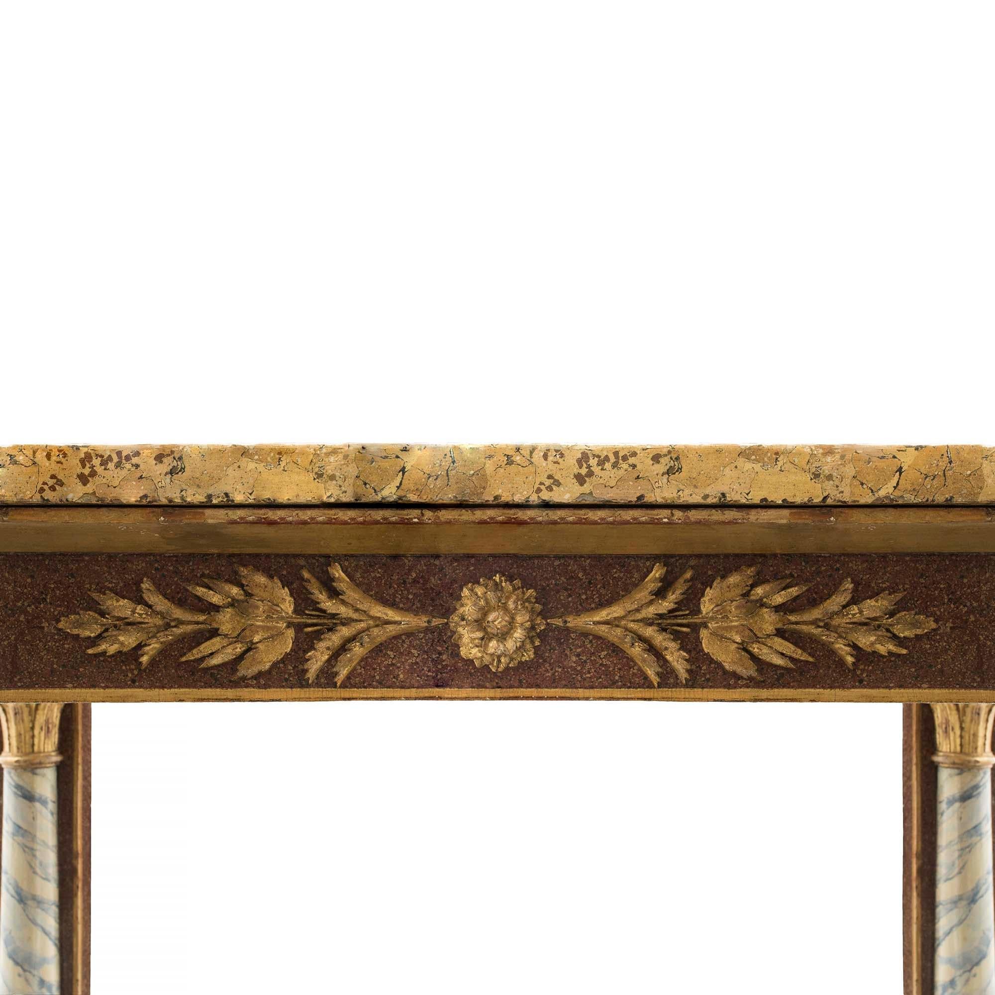 Console italienne néo-classique du début du XIXe siècle en bois doré et Scagliola en vente 2