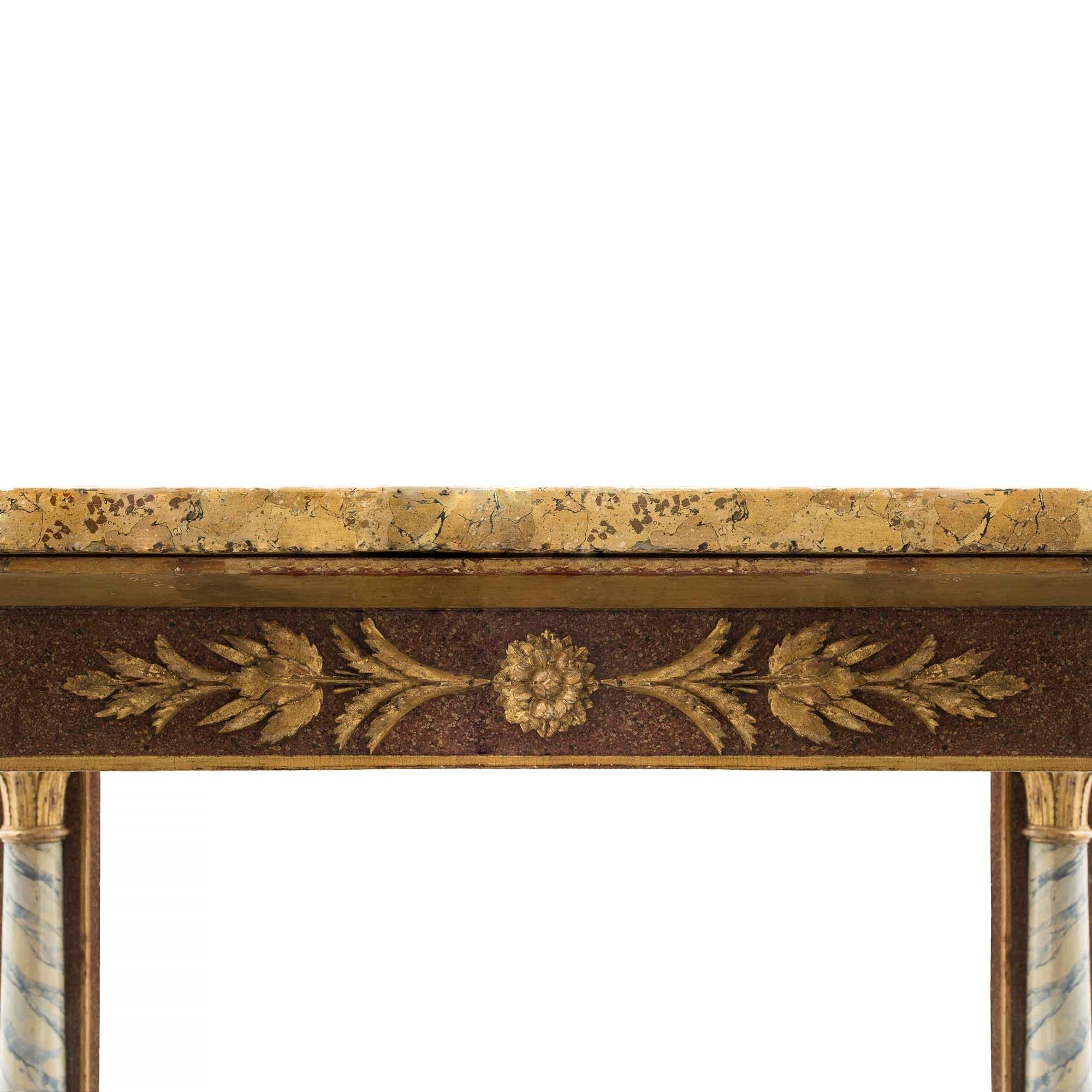Patinato Consolle neoclassica italiana del primo Ottocento in legno dorato e scagliola in vendita