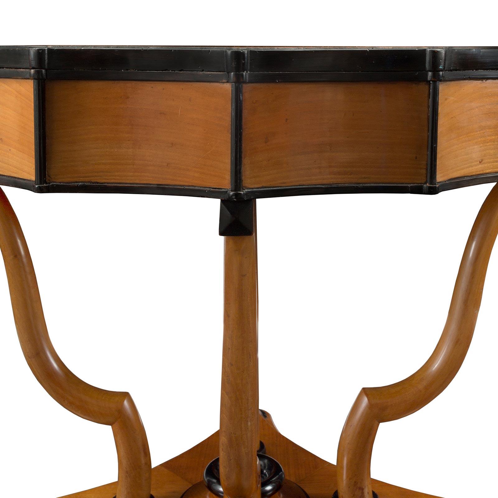 Italienischer Beistelltisch aus Kirschbaumholz und Ebenholz im neoklassischen Stil, frühes 19. Jahrhundert (Kirsche) im Angebot