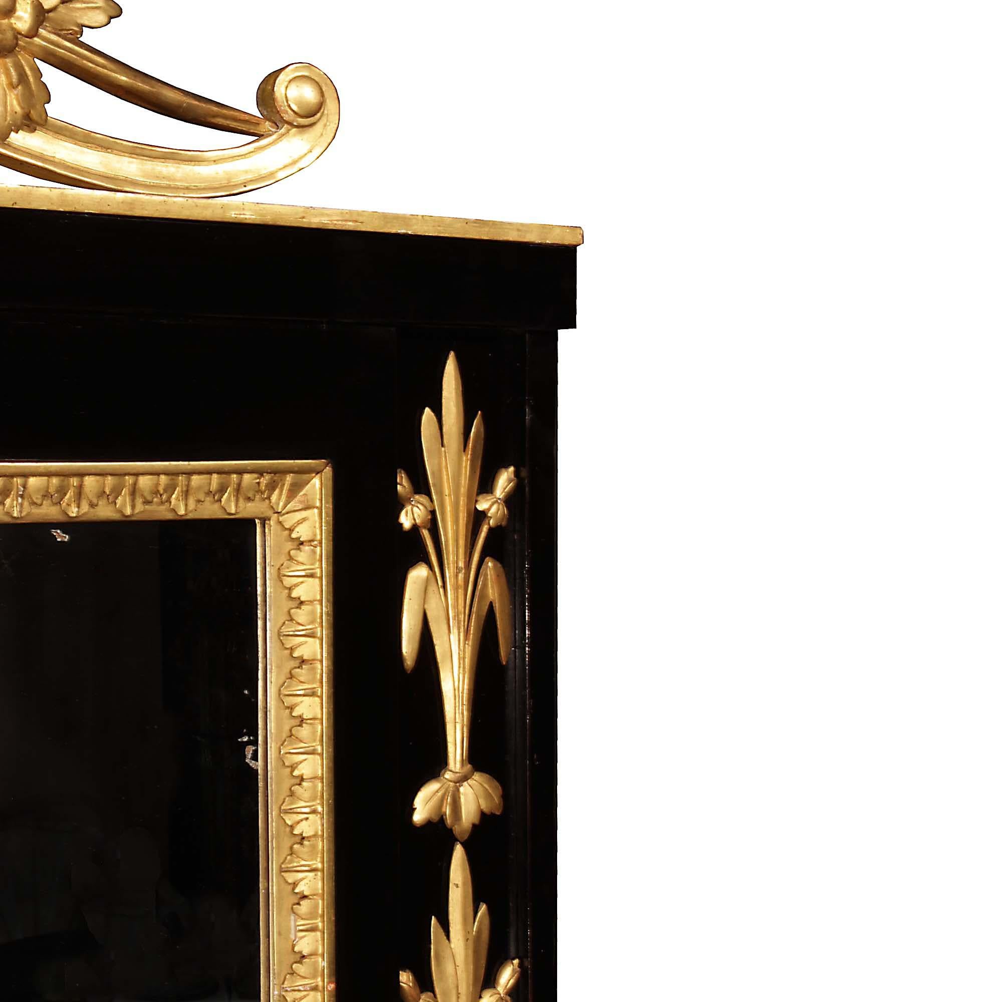 Néoclassique Miroir italien néo-classique du début du XIXe siècle en ébène et bois doré en vente