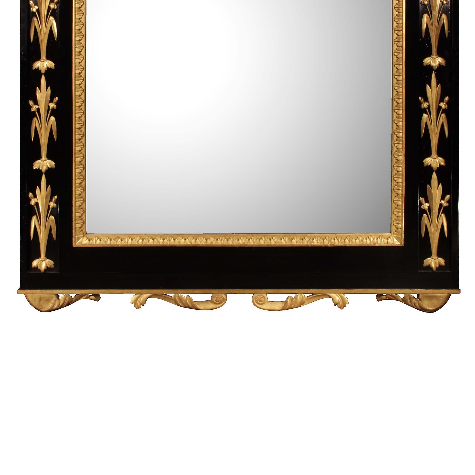 Ébène Miroir italien néo-classique du début du XIXe siècle en ébène et bois doré en vente