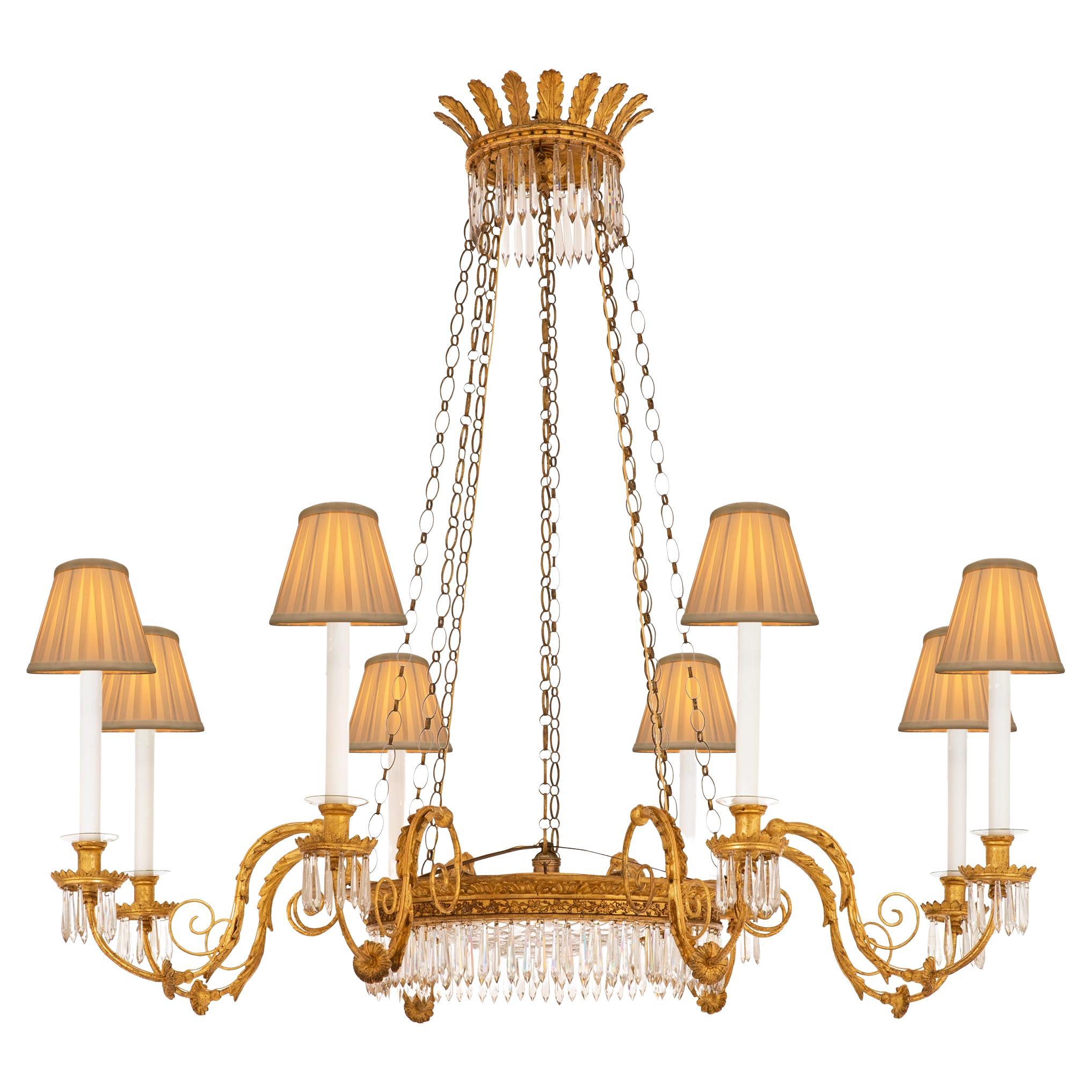 Lustre italien néo-classique du début du XIXe siècle en bois doré et cristal