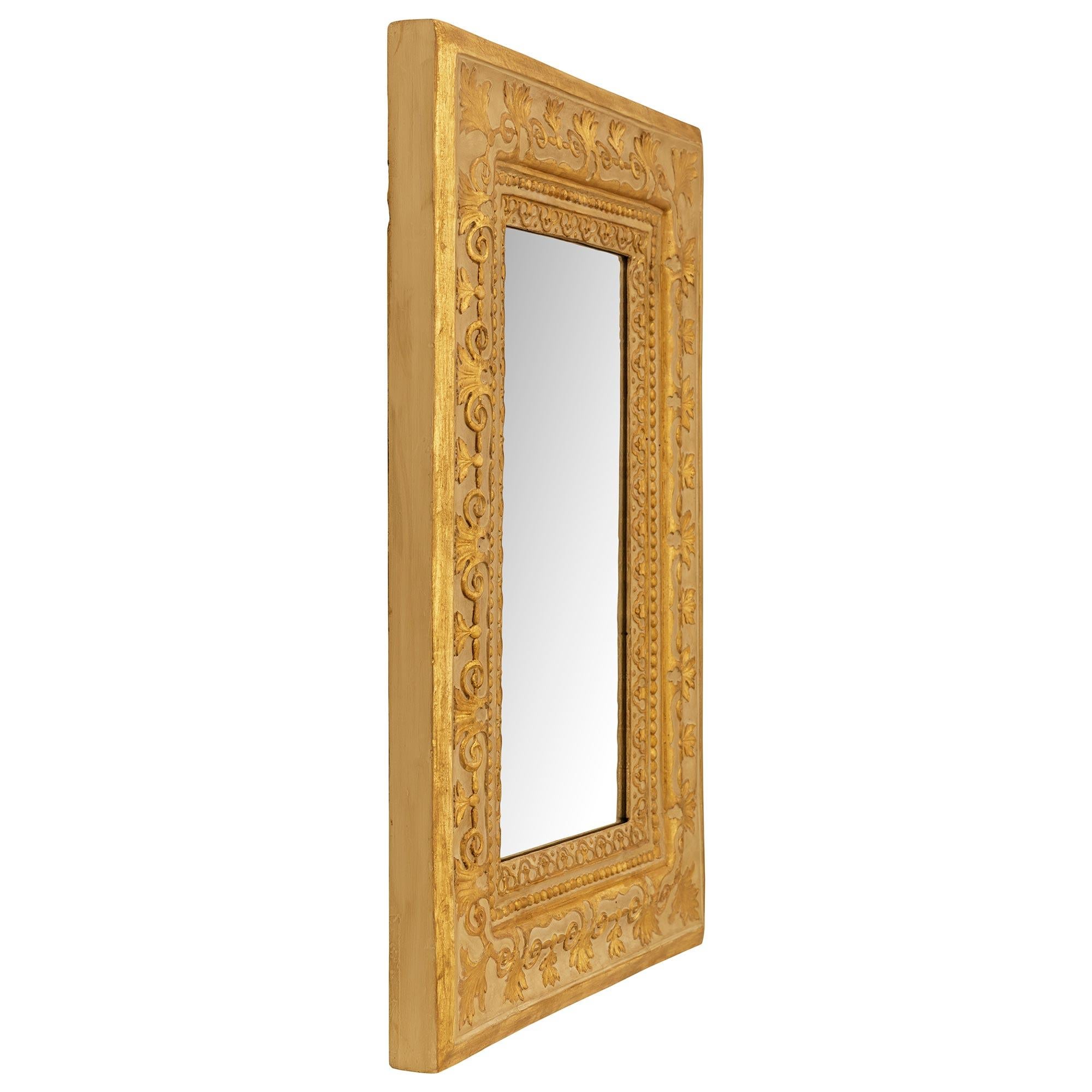 Néoclassique Miroir néo-classique italien du début du 19e siècle en bois doré et patiné en vente