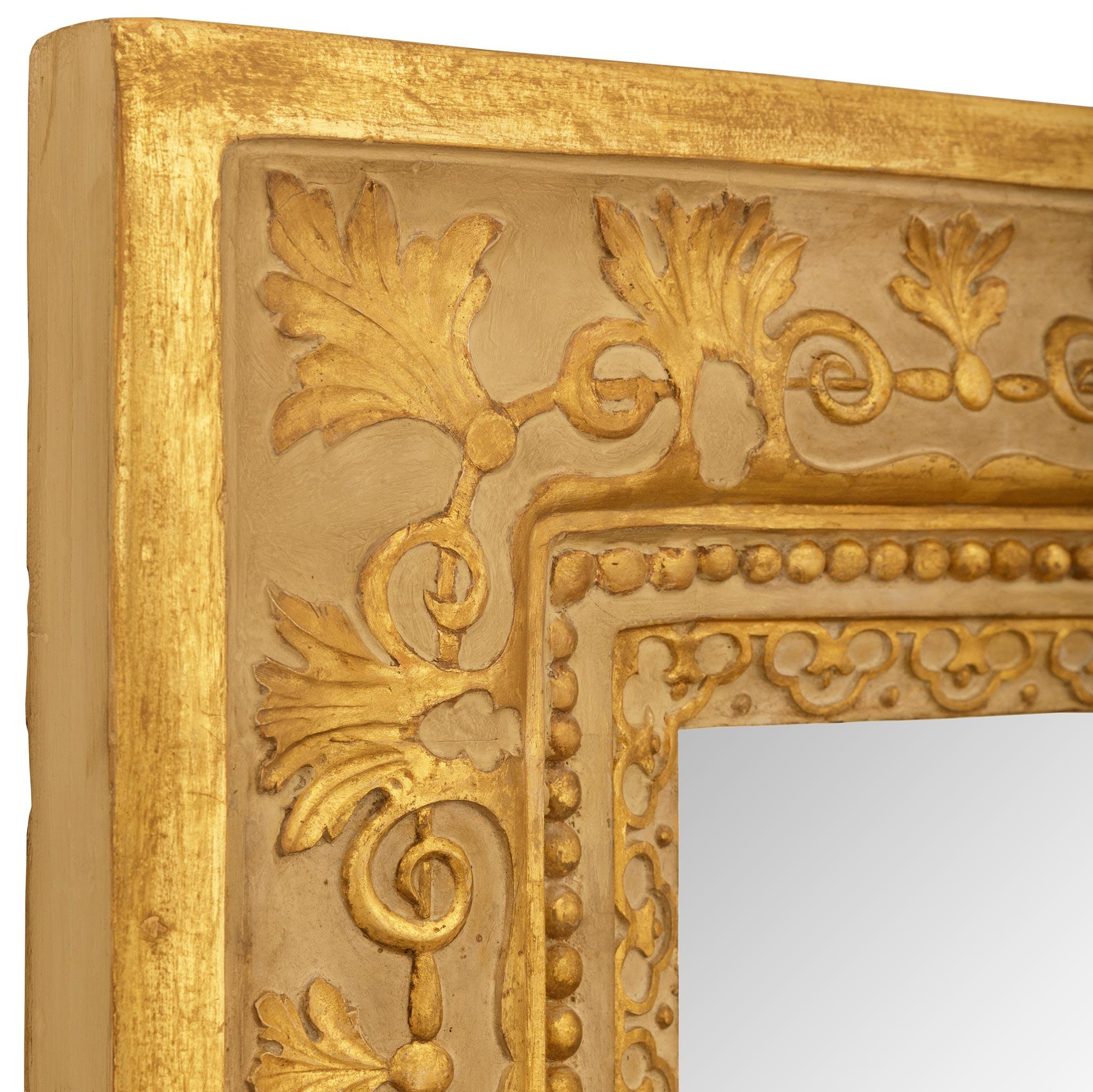 Miroir néo-classique italien du début du 19e siècle en bois doré et patiné Bon état - En vente à West Palm Beach, FL