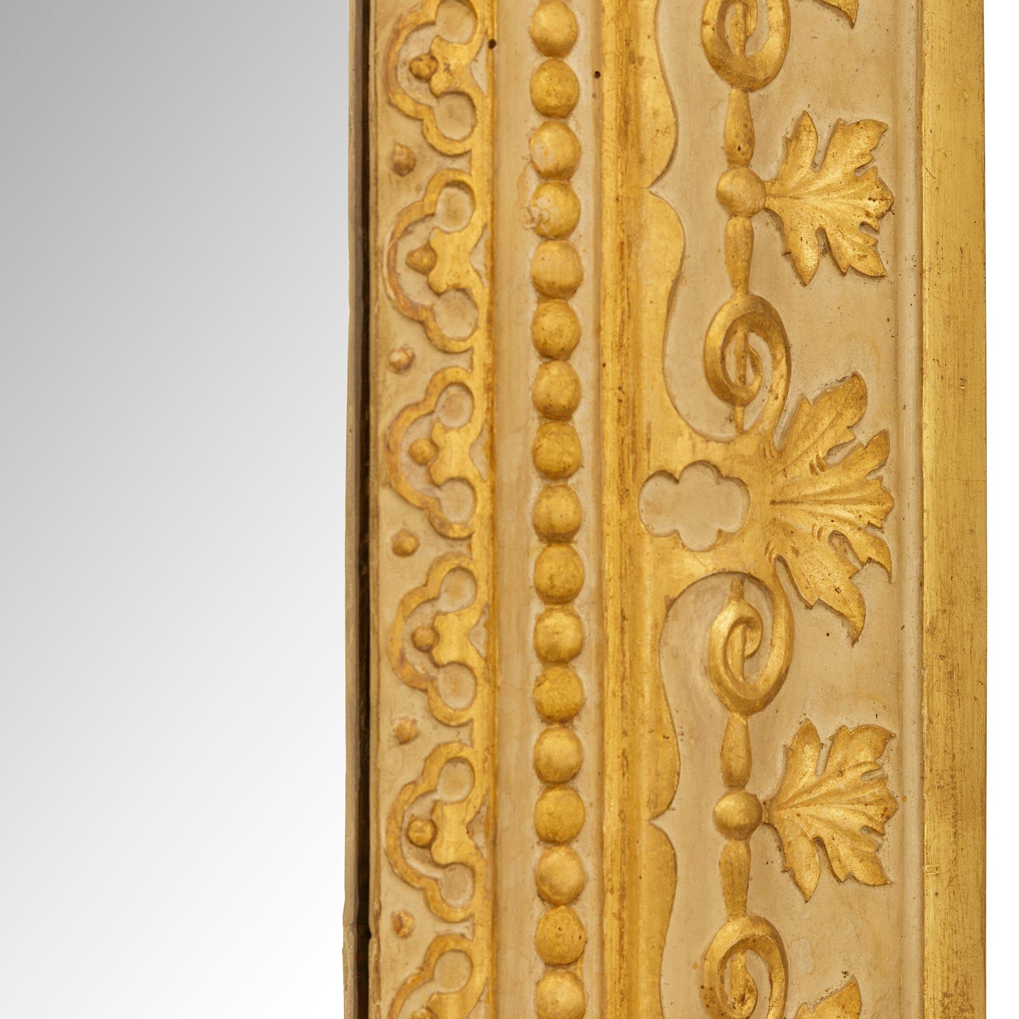 XIXe siècle Miroir néo-classique italien du début du 19e siècle en bois doré et patiné en vente