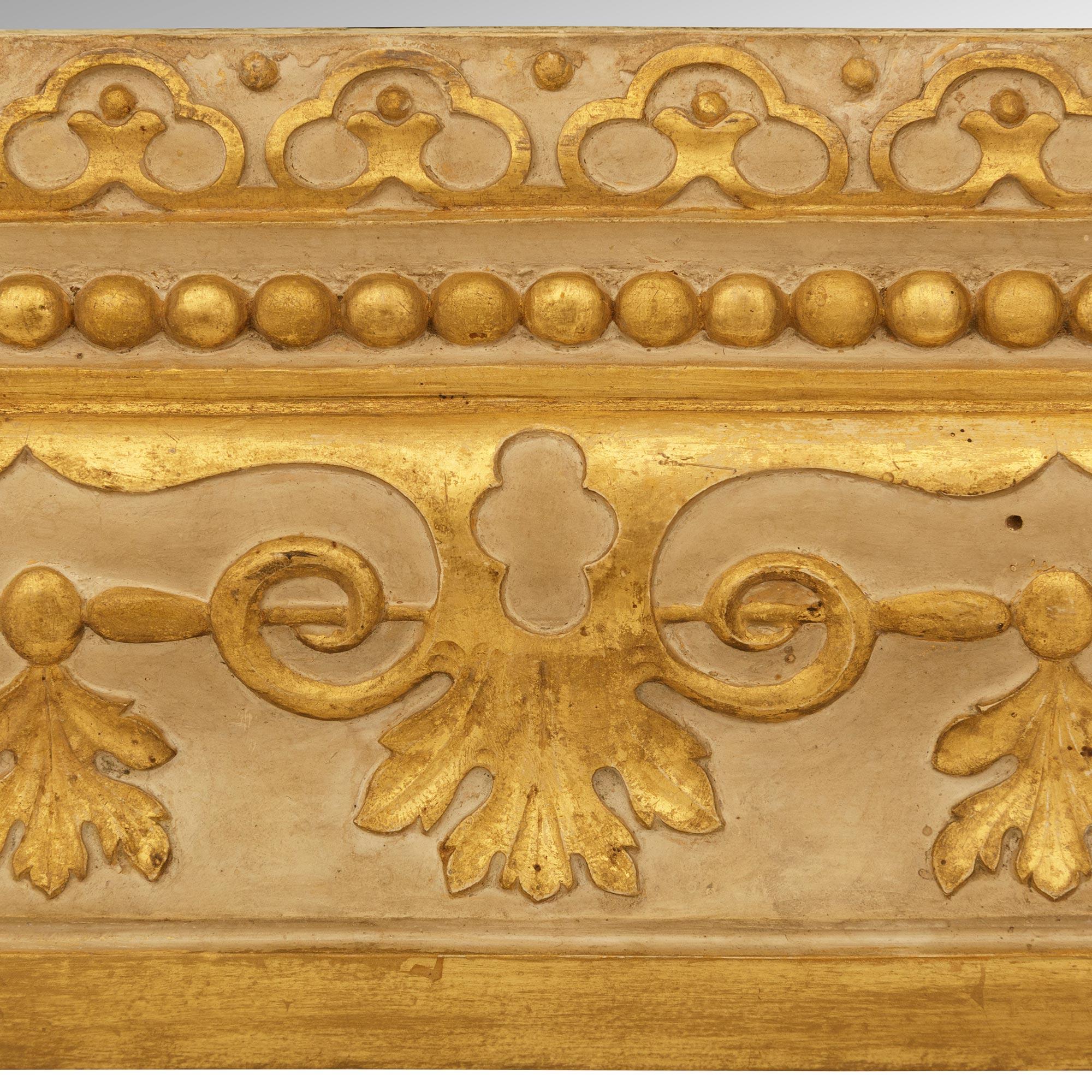 Bois Miroir néo-classique italien du début du 19e siècle en bois doré et patiné en vente