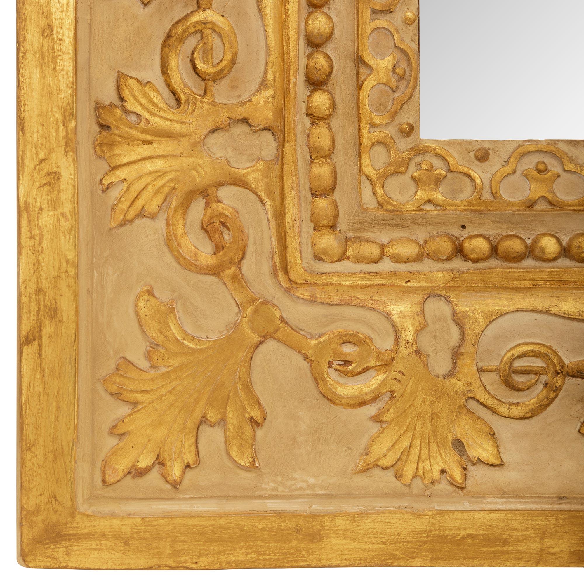 Miroir néo-classique italien du début du 19e siècle en bois doré et patiné en vente 1