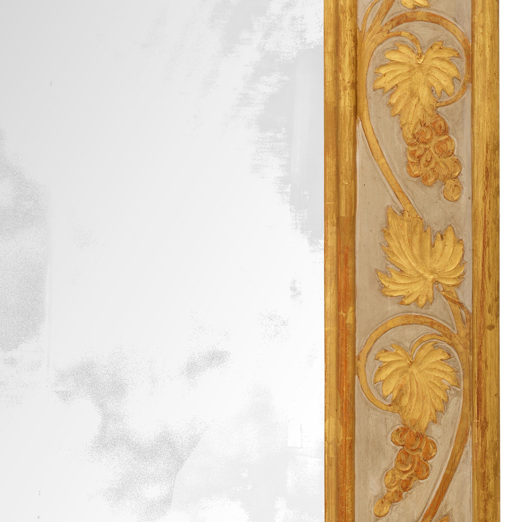 Specchio neoclassico italiano dell'inizio del XIX secolo in legno patinato e Wood Wood In condizioni buone in vendita a West Palm Beach, FL