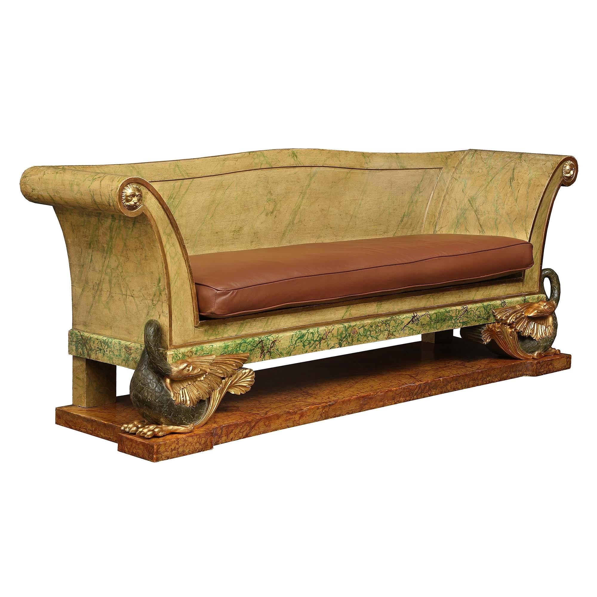 Ein atemberaubendes und einzigartiges italienisches neoklassizistisches Sofa aus dem frühen 19. Das Sofa mit Originallackierung und Marmorimitation steht auf einem massiven rechteckigen Sockel. Mit quadratischen Stützen auf der Rückseite und fein