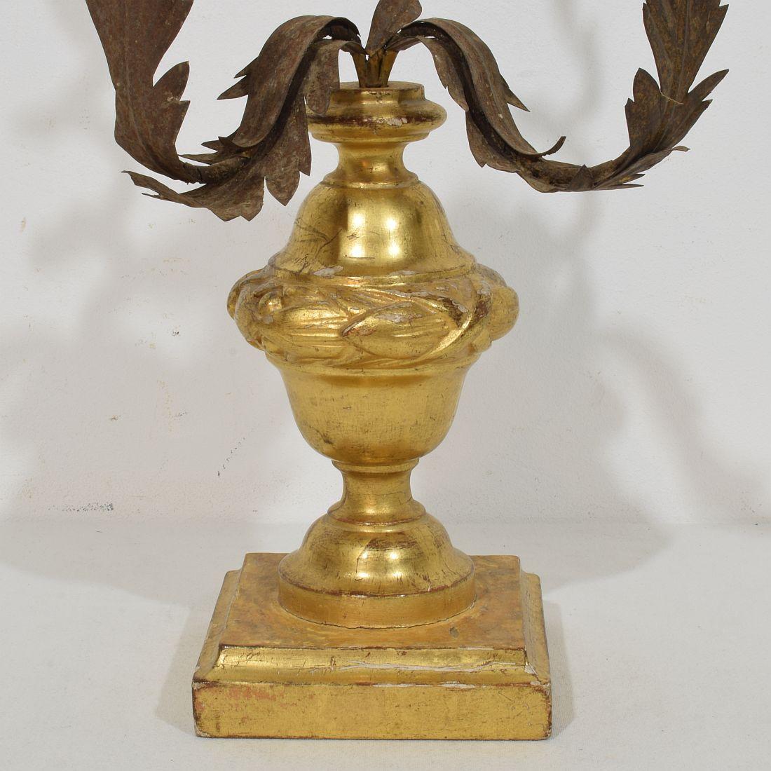 Candelabro italiano neoclásico de madera dorada de principios del siglo XIX en venta 3