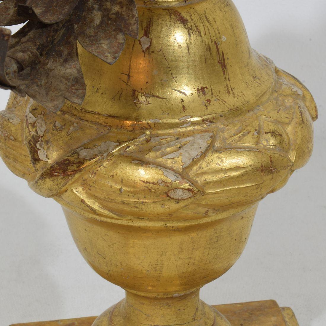 Candelabro italiano neoclásico de madera dorada de principios del siglo XIX en venta 6