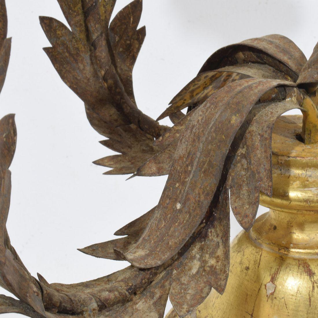 Portacandele italiano in legno dorato neoclassico dell'inizio del XIX secolo in vendita 6