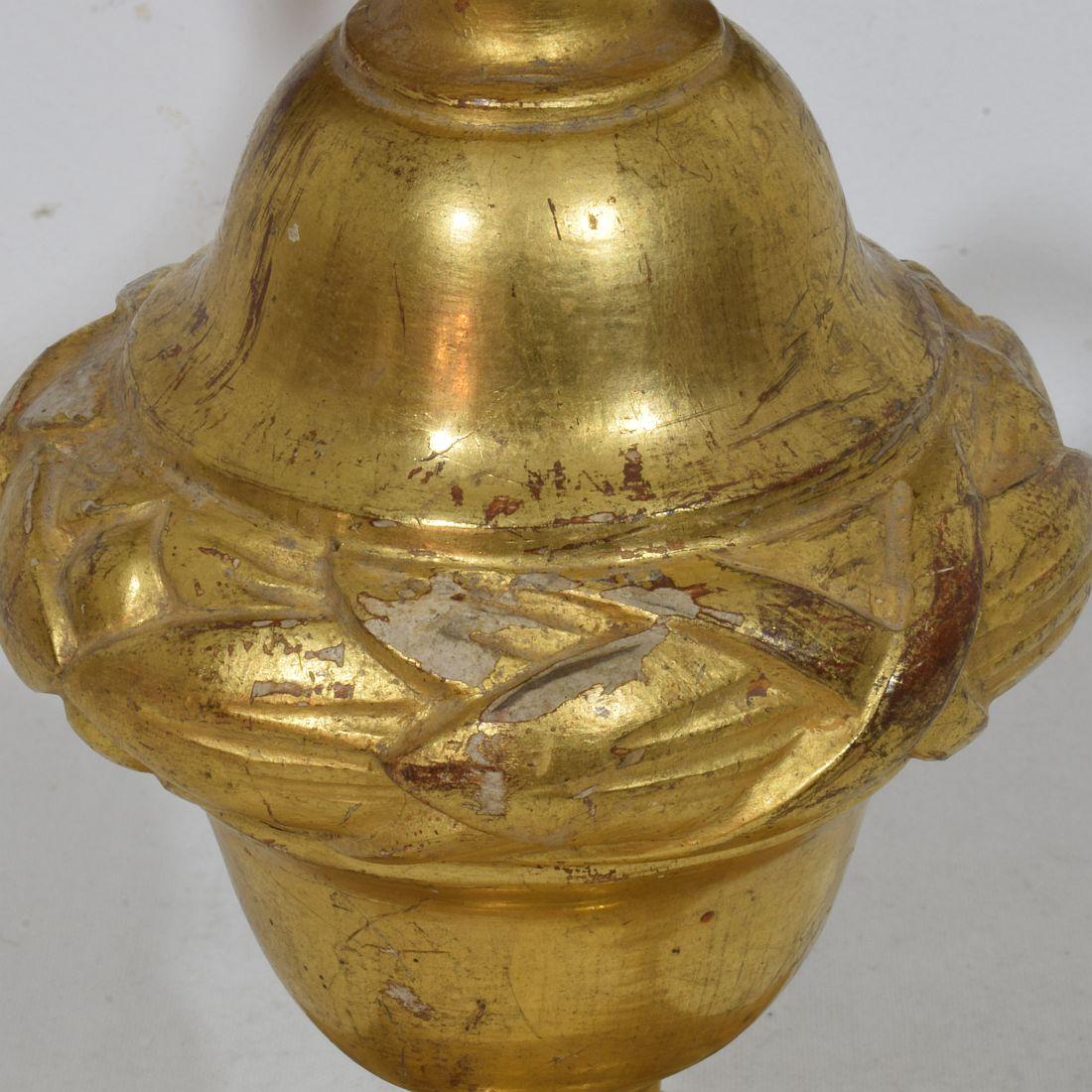 Candelabro italiano neoclásico de madera dorada de principios del siglo XIX en venta 7
