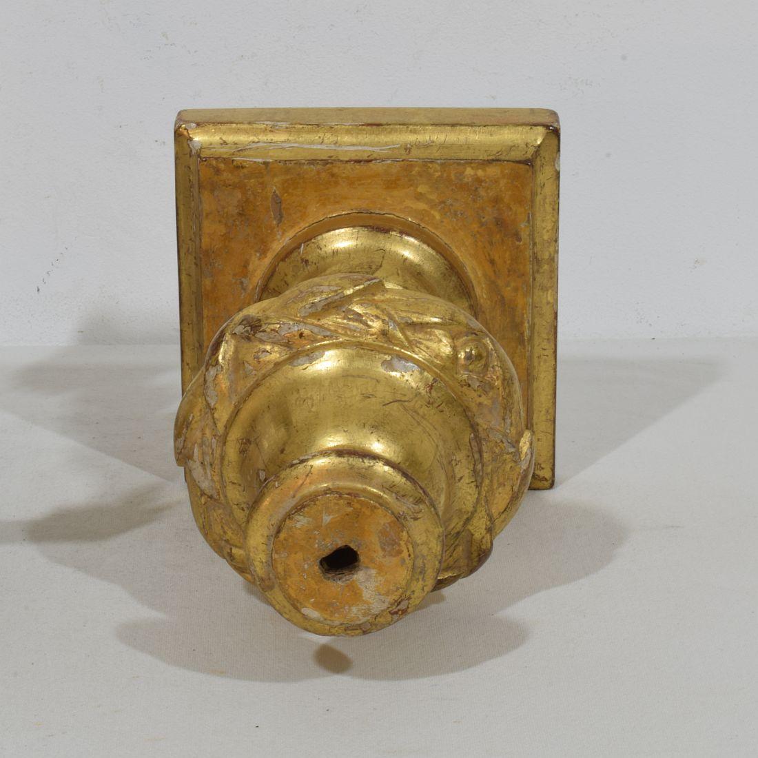 Candelabro italiano neoclásico de madera dorada de principios del siglo XIX en venta 12