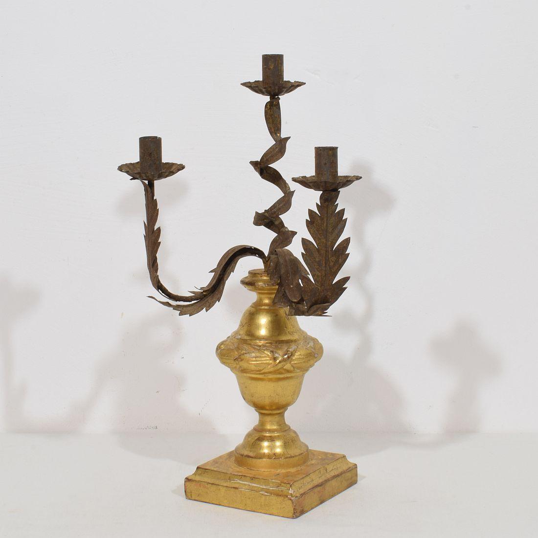 Neoclassico Portacandele italiano in legno dorato neoclassico dell'inizio del XIX secolo in vendita