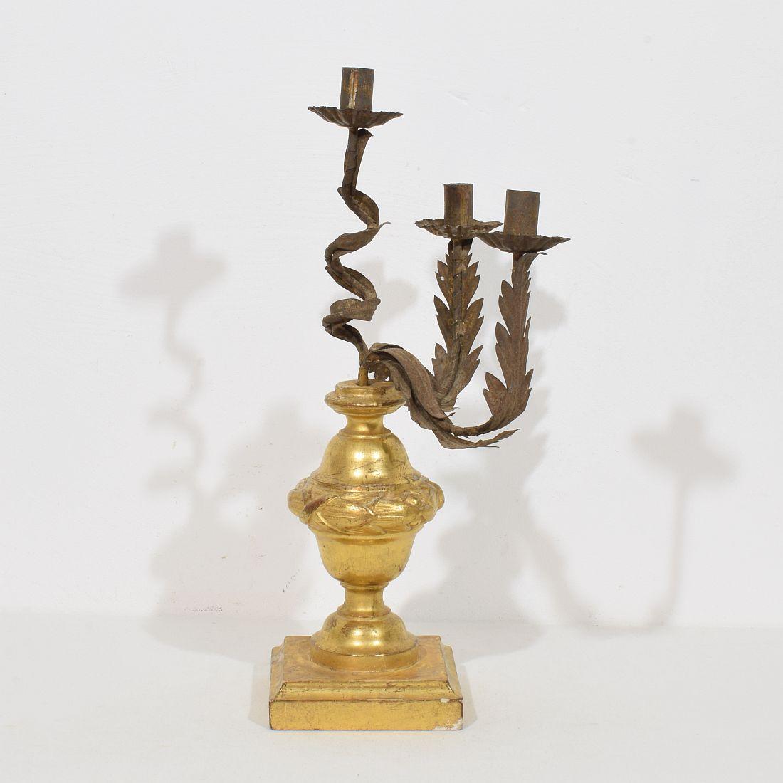 Intagliato a mano Portacandele italiano in legno dorato neoclassico dell'inizio del XIX secolo in vendita