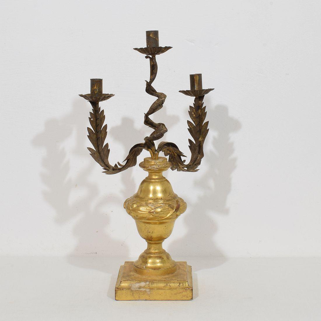 Candelabro italiano neoclásico de madera dorada de principios del siglo XIX en Bueno estado para la venta en Buisson, FR