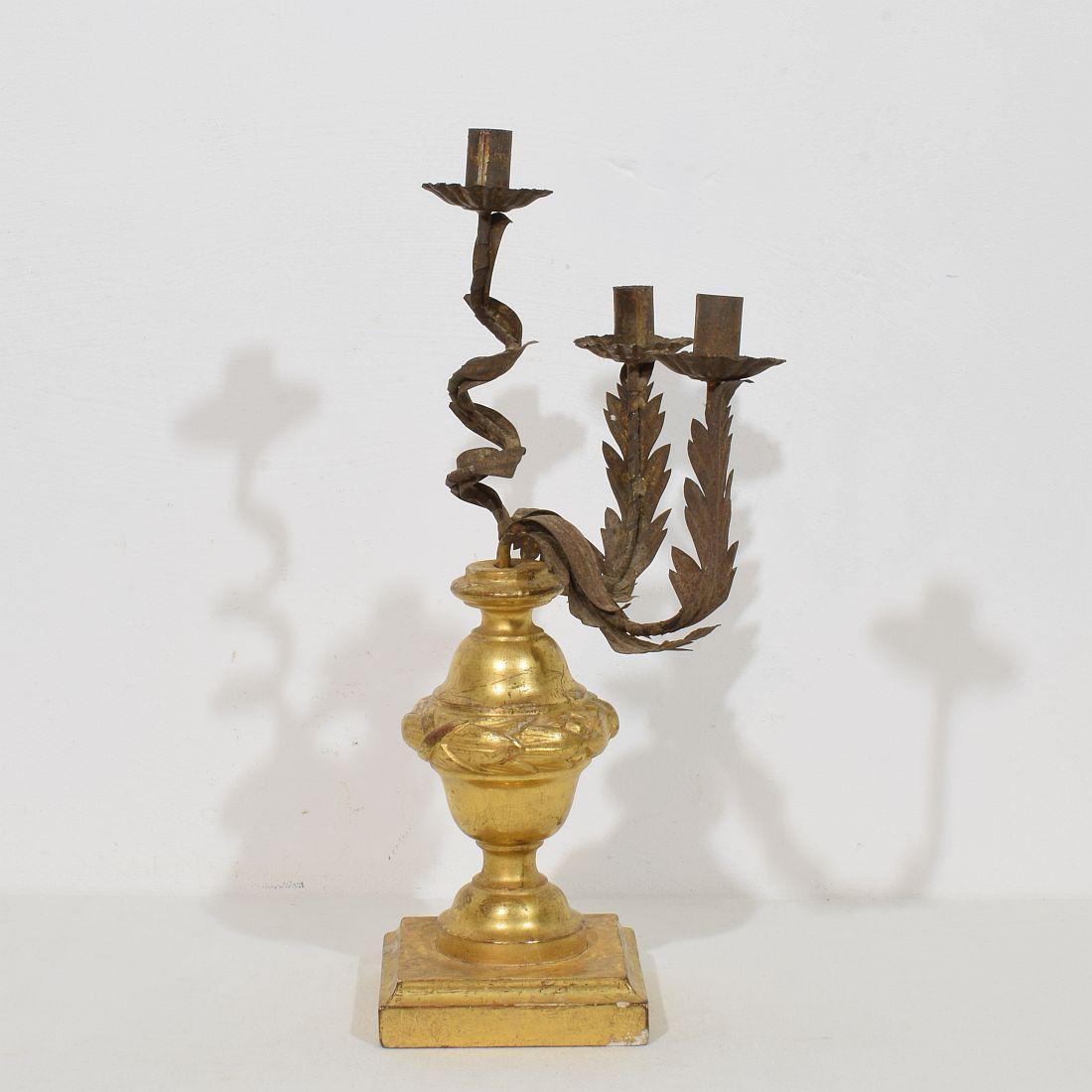 Candelabro italiano neoclásico de madera dorada de principios del siglo XIX Hierro en venta