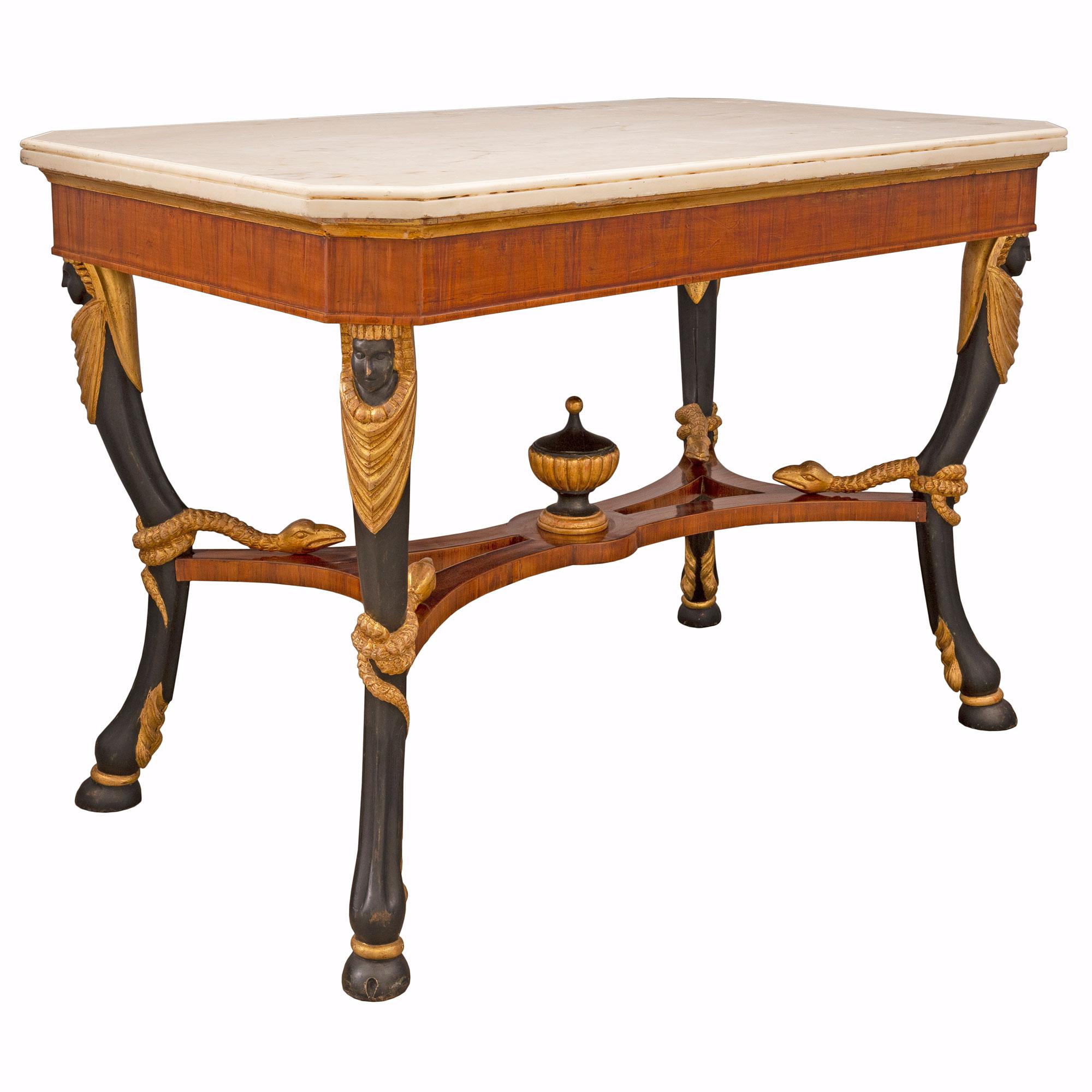 Néoclassique Table centrale italienne néoclassique du début du XIXe siècle en forme de sabot, de Naples en vente