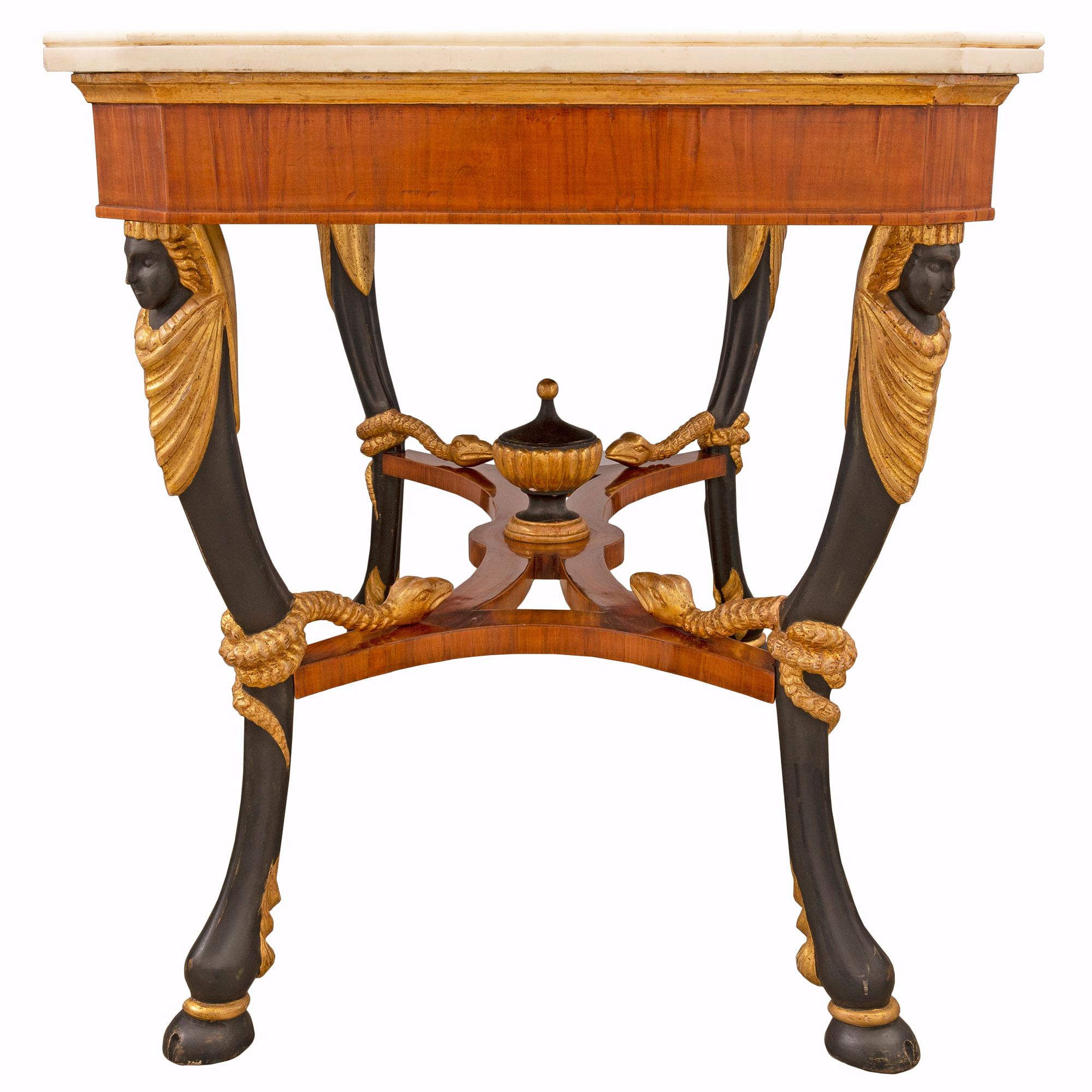 Table centrale italienne néoclassique du début du XIXe siècle en forme de sabot, de Naples Bon état - En vente à West Palm Beach, FL