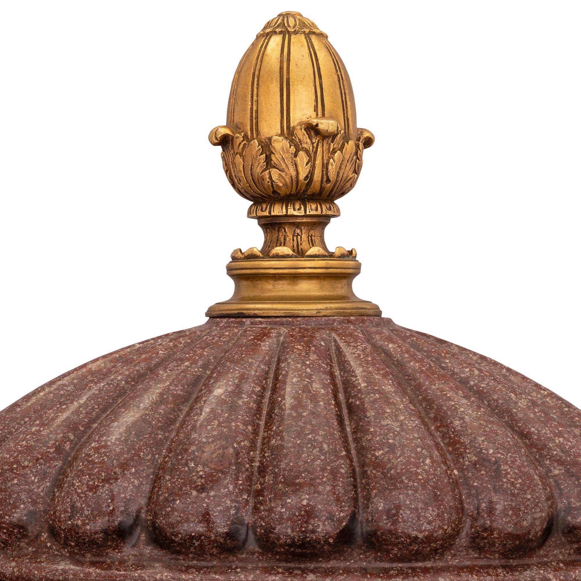 Bronze doré Urne italienne du début du 19ème siècle en porphyre massif et bronze doré, vers 1810 en vente