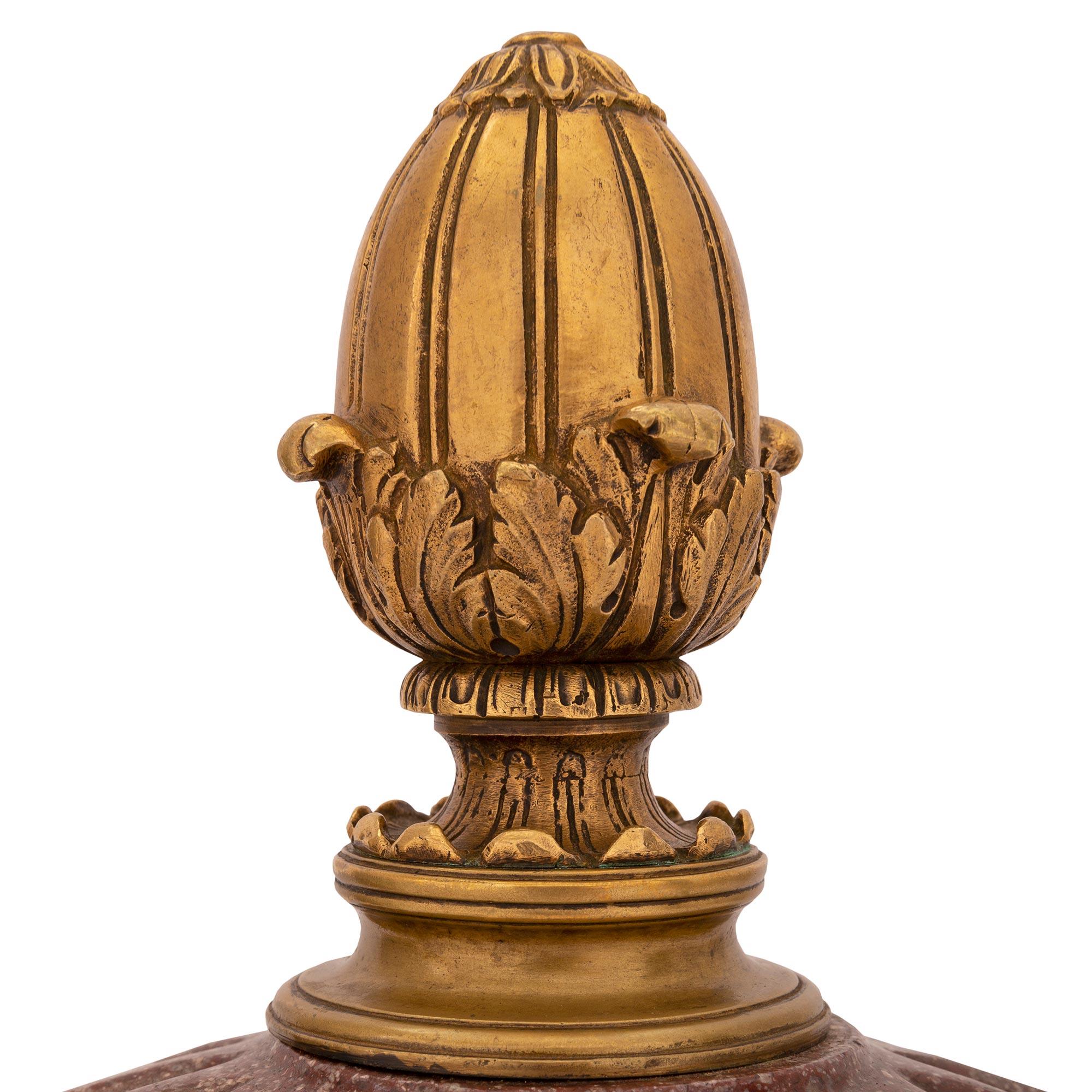 Urne italienne du début du 19ème siècle en porphyre massif et bronze doré, vers 1810 en vente 1