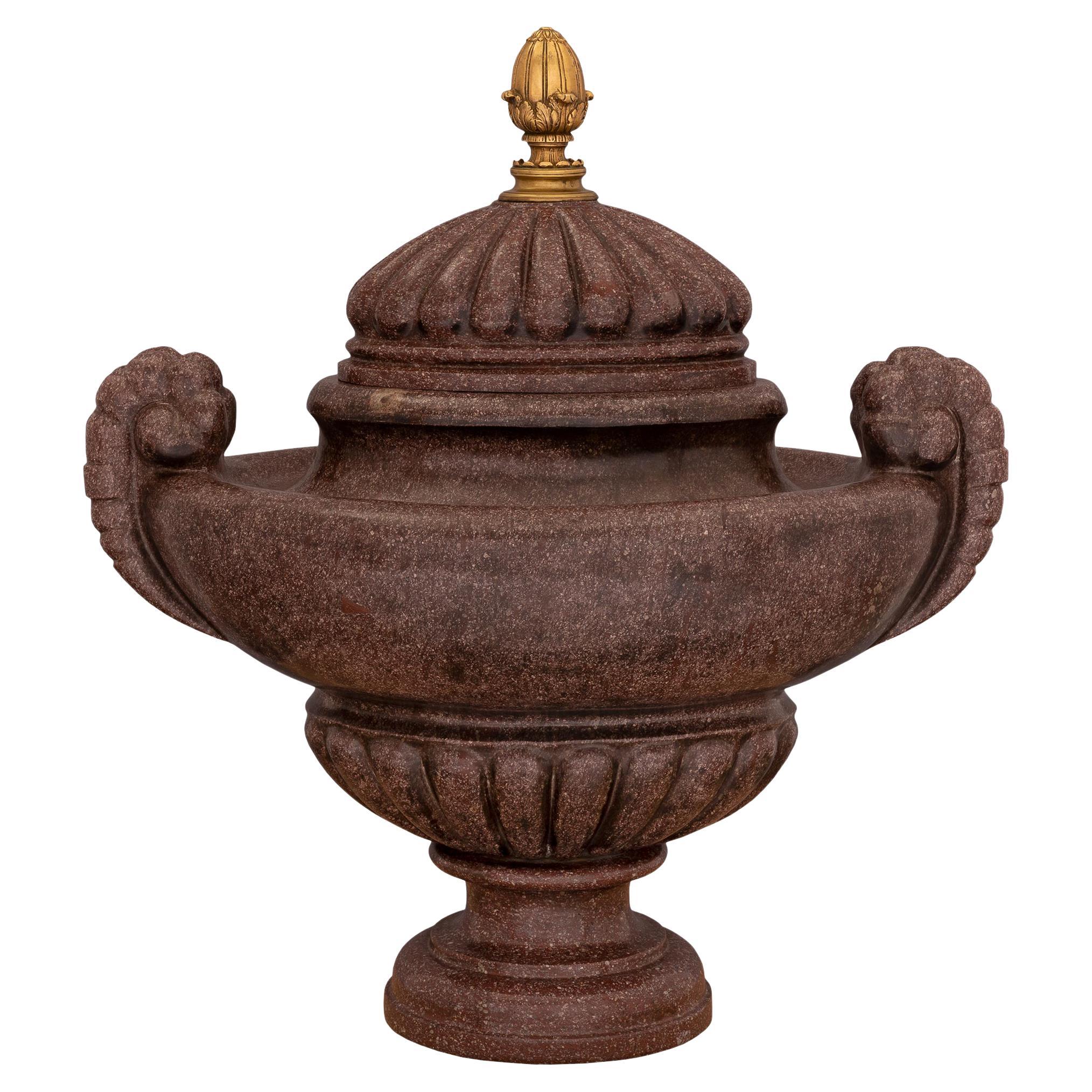 Urna in porfido massiccio e ormolu dell'inizio del XIX secolo, circa 1810 in vendita