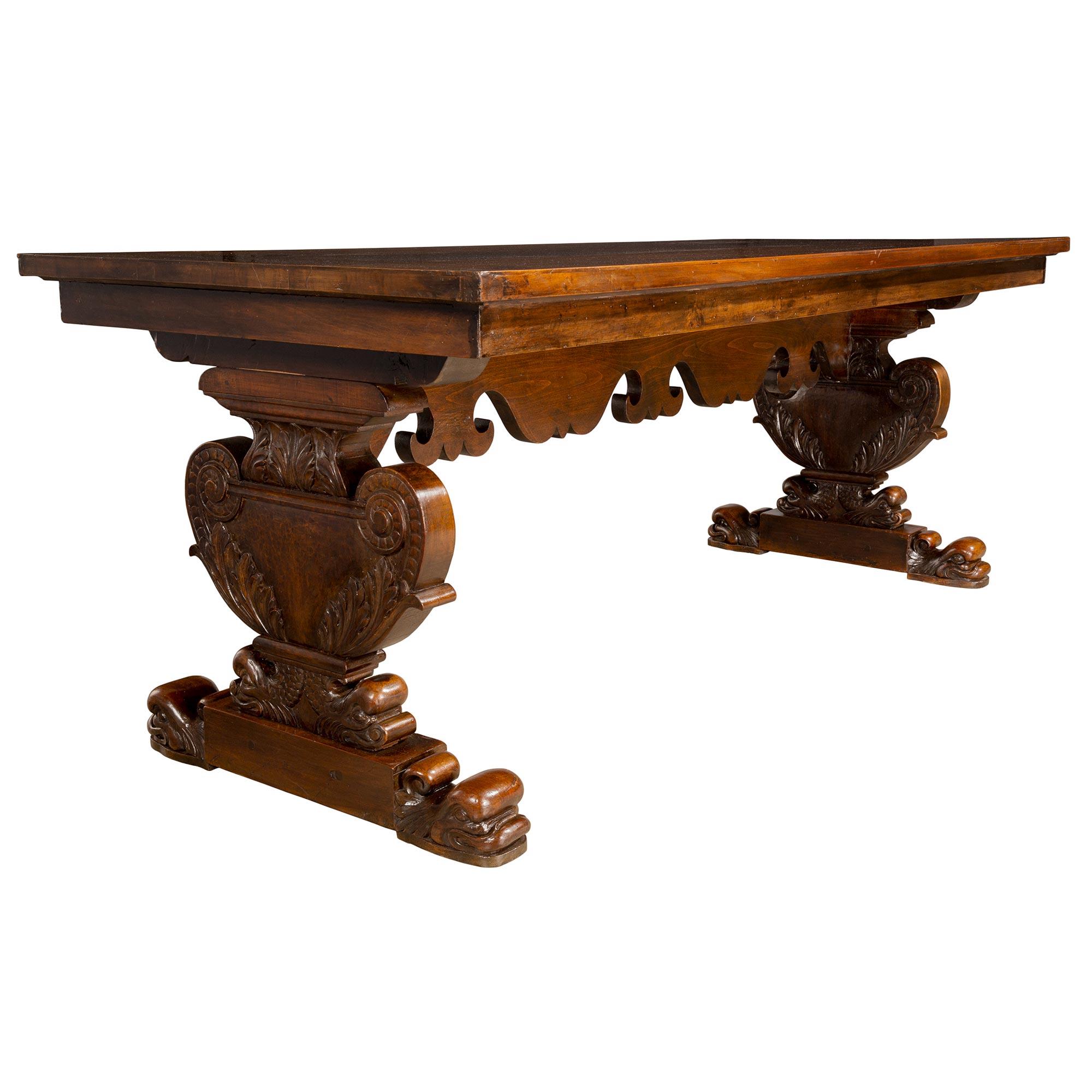 Italian Early 19th Century Solid Walnut Dining Table In Good Condition For Sale In West Palm Beach, FL