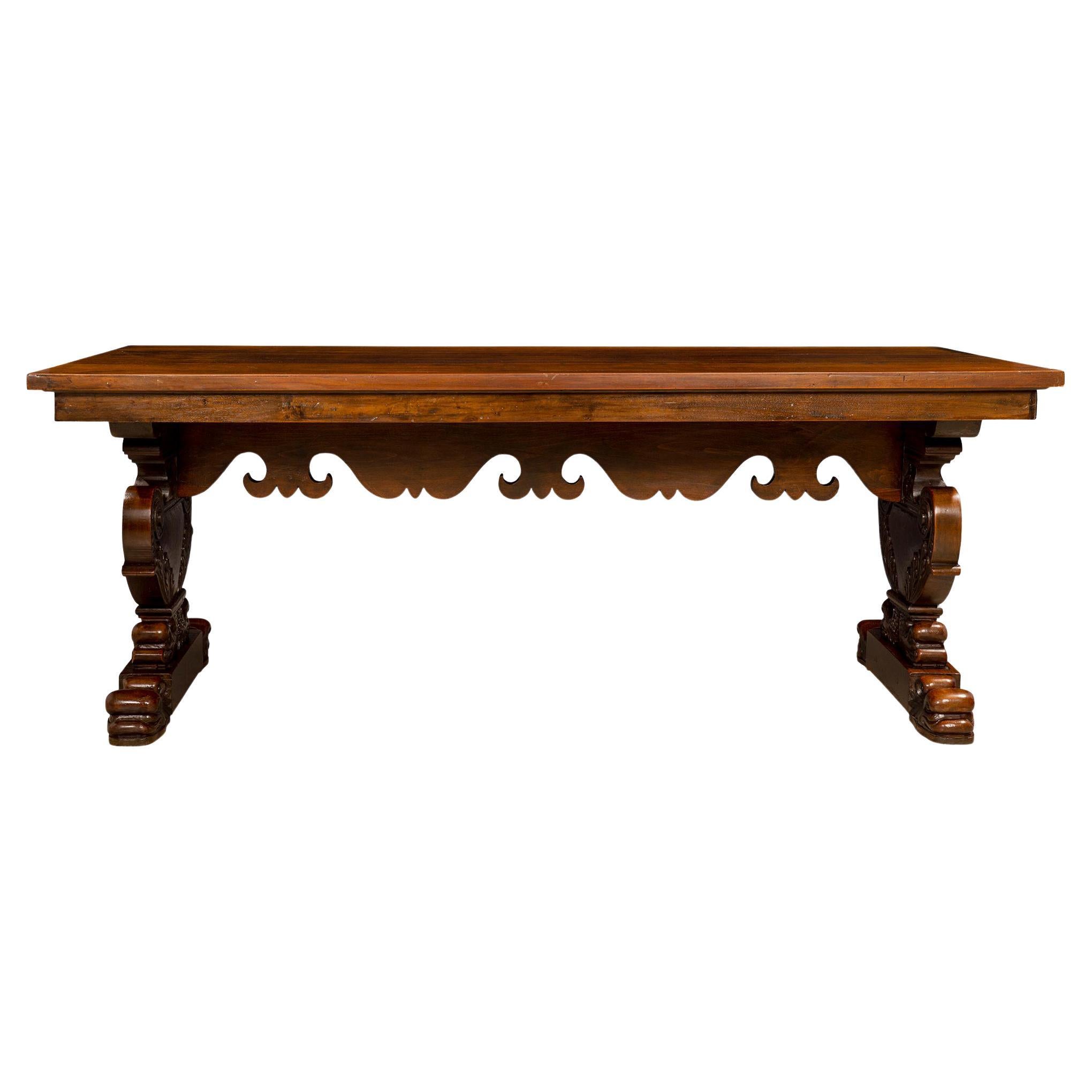 Italian Early 19th Century Solid Walnut Dining Table For Sale