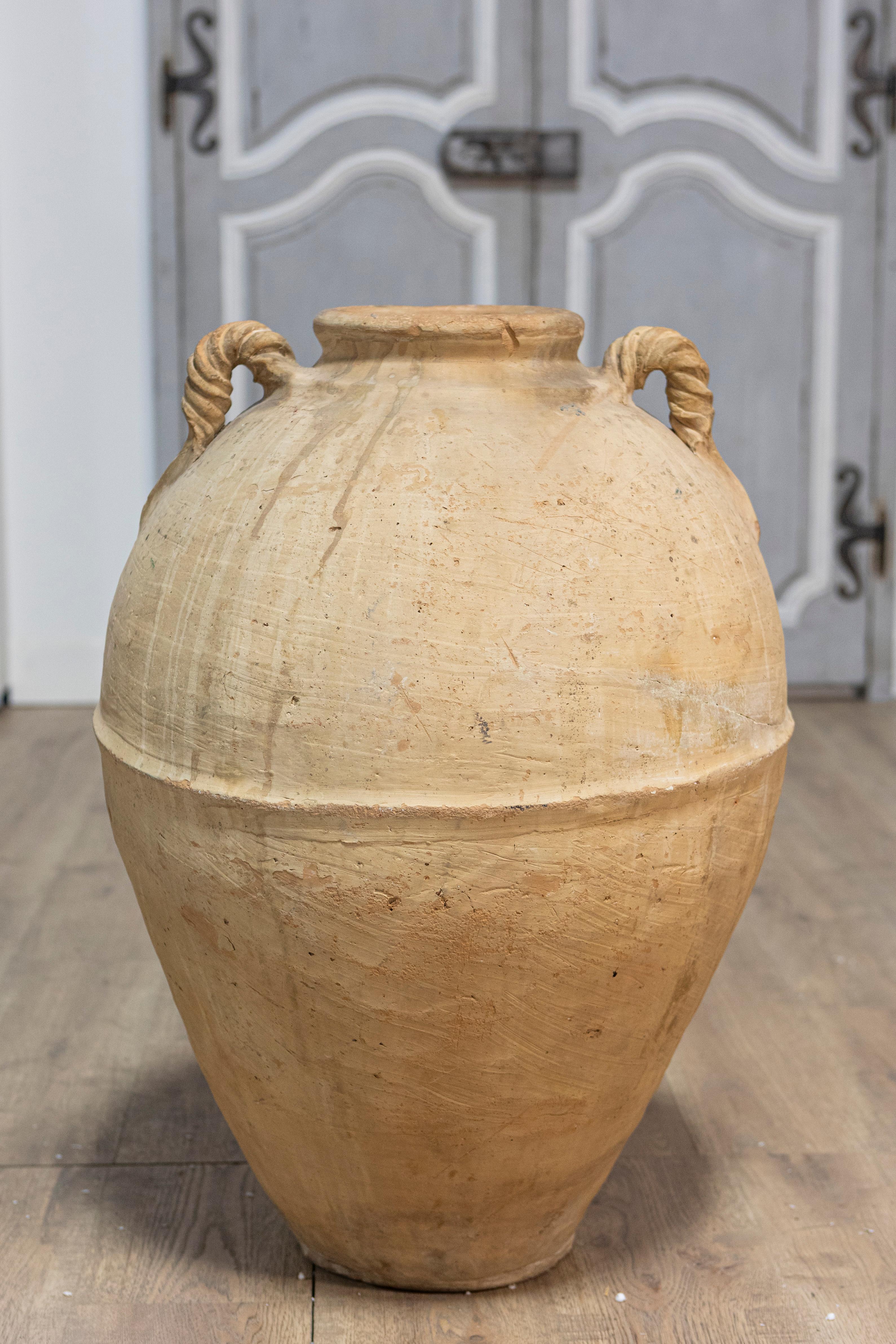 Aceitera italiana de terracota de principios del siglo XIX procedente de Nápoles, asas retorcidas Italiano en venta