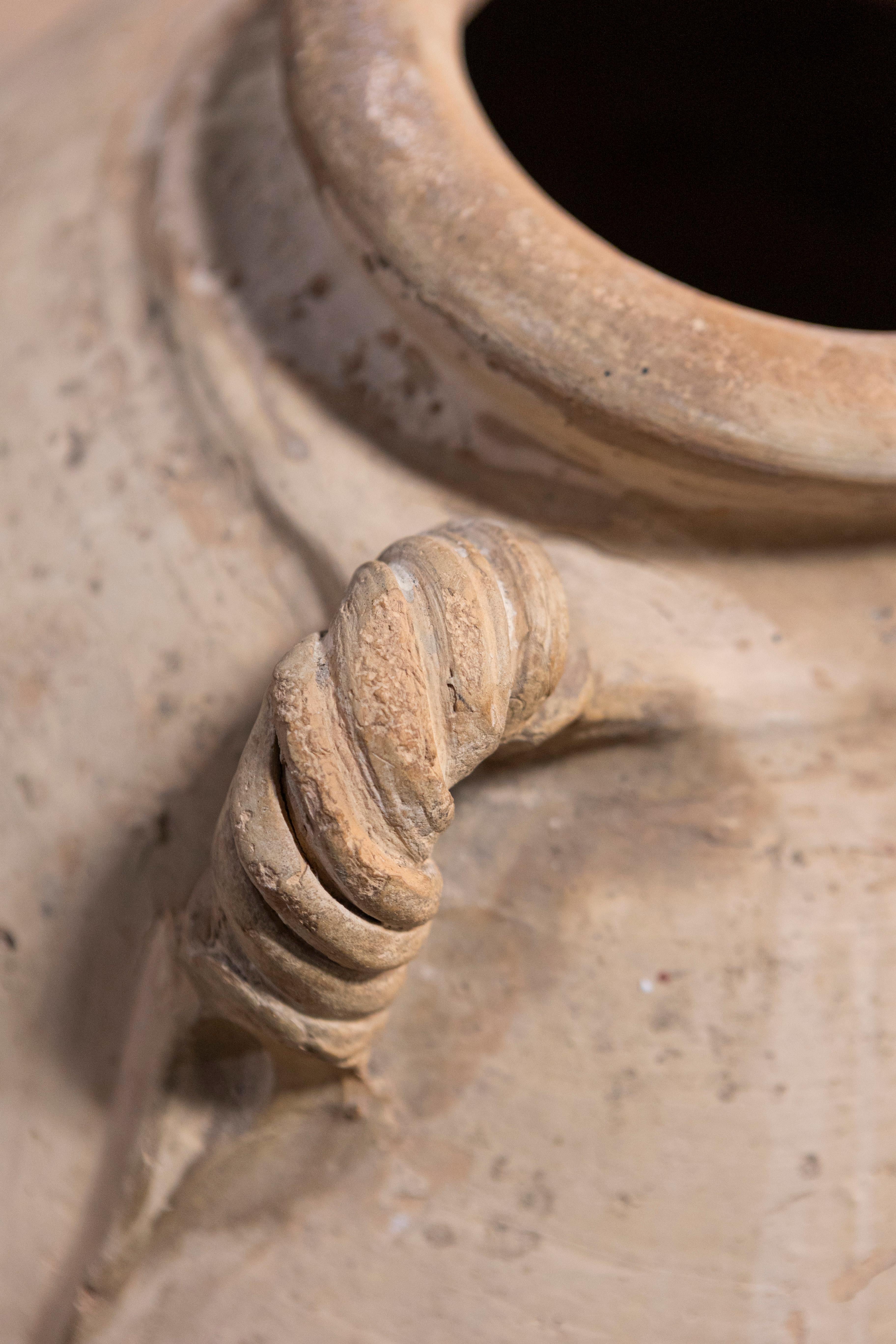 Aceitera italiana de terracota de principios del siglo XIX procedente de Nápoles, asas retorcidas Terracota en venta