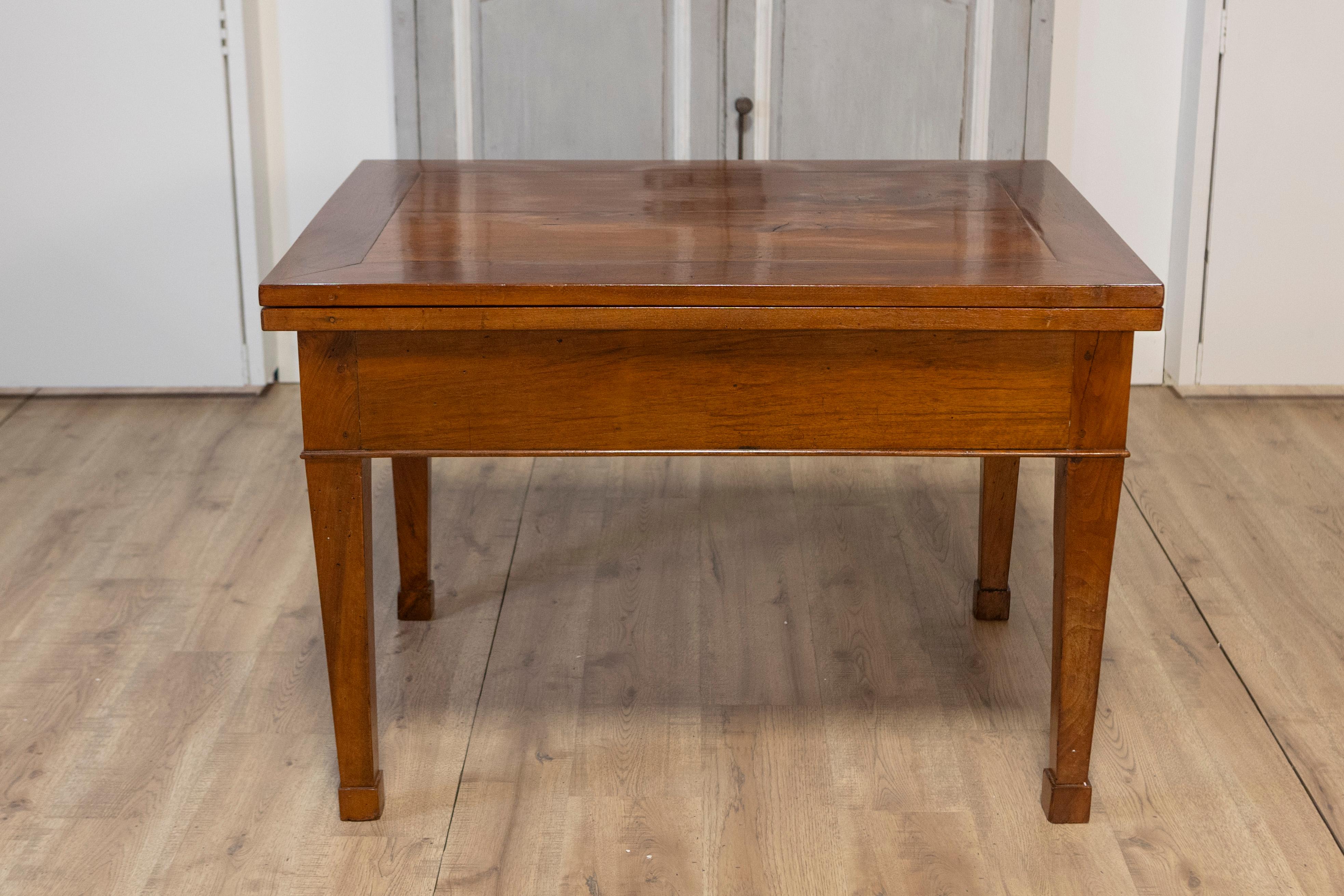 Italian Early 19th Century Walnut Folding Table with Tapered Legs In Good Condition For Sale In Atlanta, GA