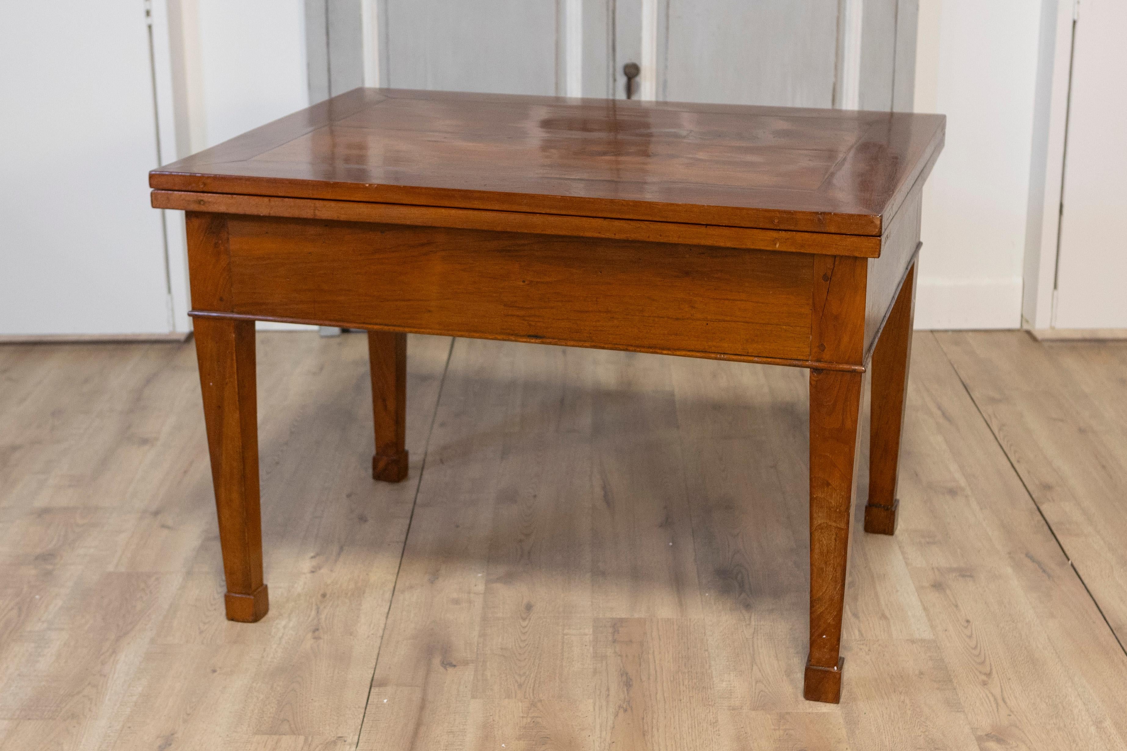 Italian Early 19th Century Walnut Folding Table with Tapered Legs For Sale 1