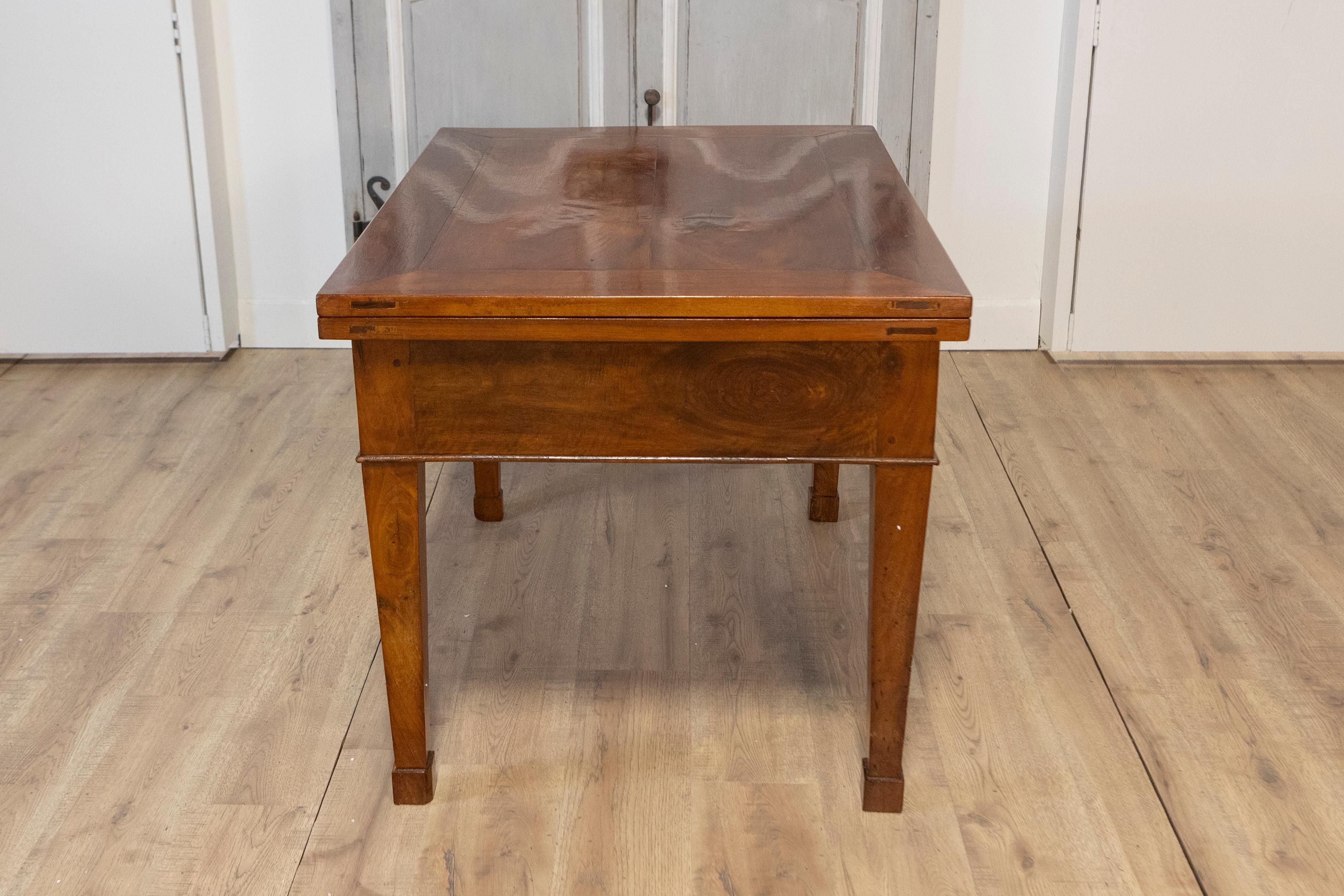 Italian Early 19th Century Walnut Folding Table with Tapered Legs For Sale 2